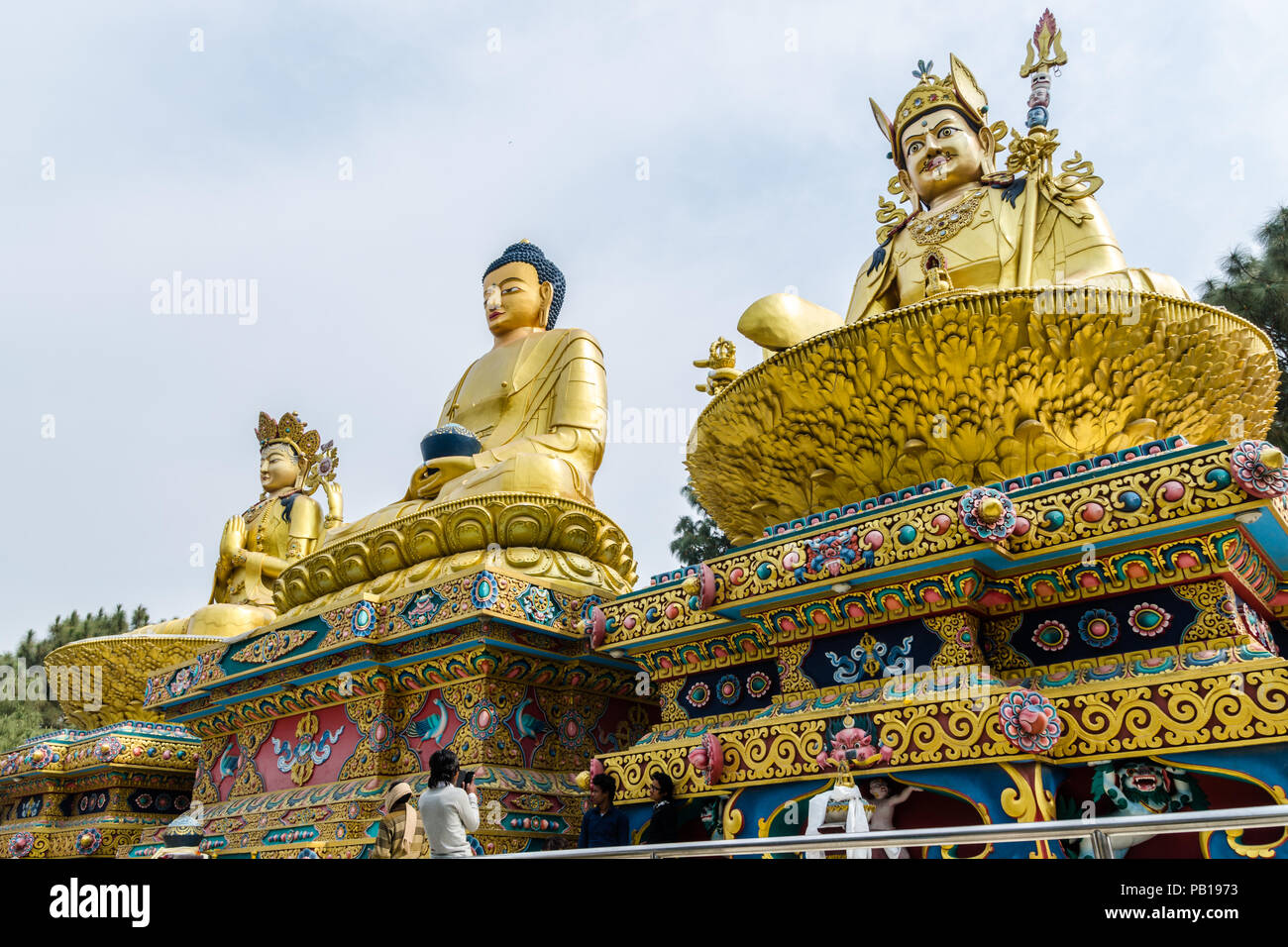 I tre Golden Statue di Buddha a Swayambhu Amideva Buddha Park, Kathmandu, Nepal Foto Stock