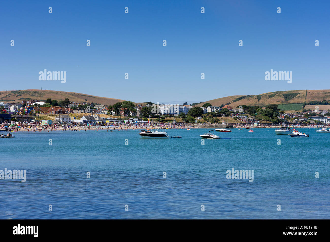 Vista di Swanage Bay e la spiaggia in un caldo e soleggiato domenica di luglio 2018, Dorset, Regno Unito Foto Stock