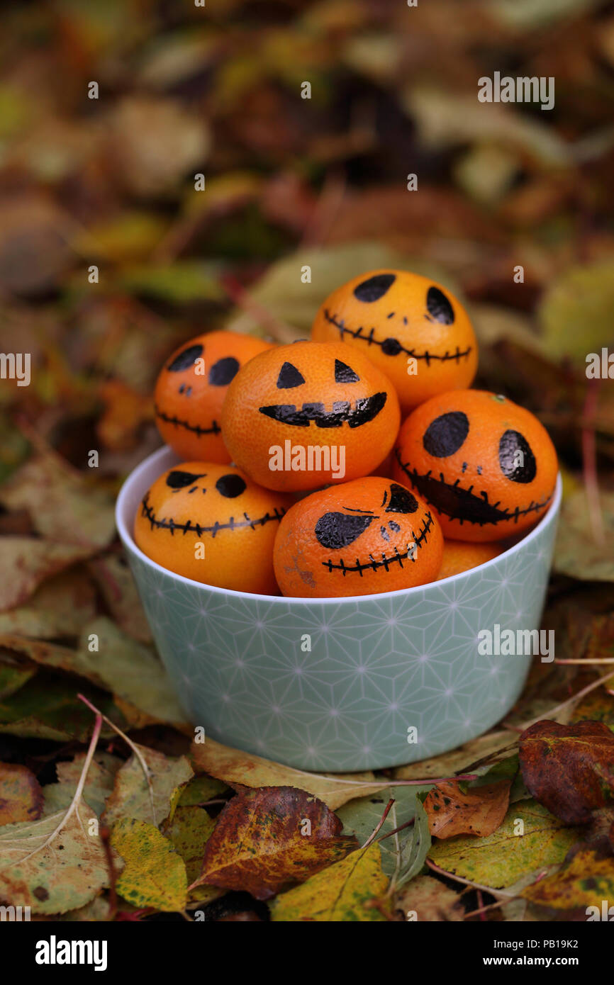 Po 'zucche' i mandarini per Halloween Foto Stock