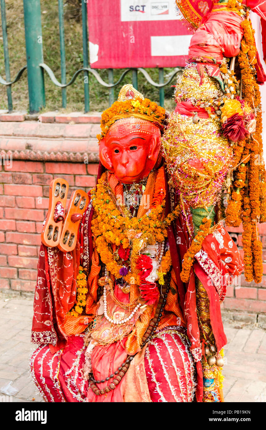 Uomo vestito da Hanuman la scimmia dio durante il Maha Shivaratri nel tempio di Pashupatinath, Kathmandu, Nepal Foto Stock