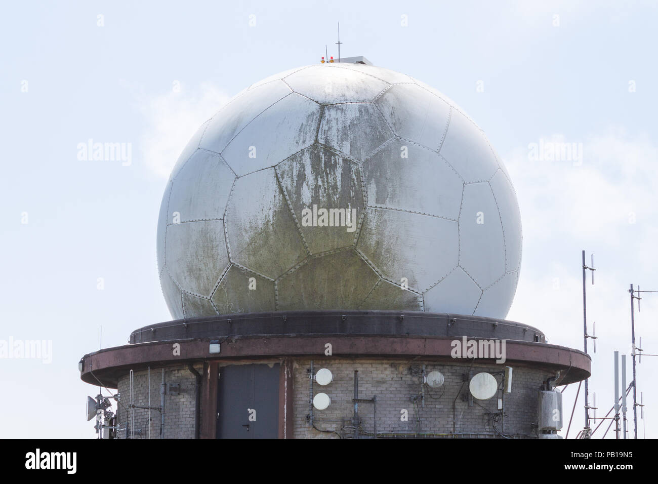 Cupola radar sulla cima del monte Gabriel, West Cork, Irlanda. Il coperchio di protezione è verde alghe che crescono su di esso. Foto Stock