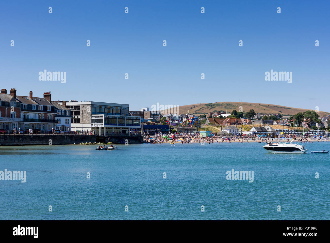 Vista di Swanage Bay e la spiaggia in un caldo e soleggiato domenica di luglio 2018, Dorset, Regno Unito Foto Stock