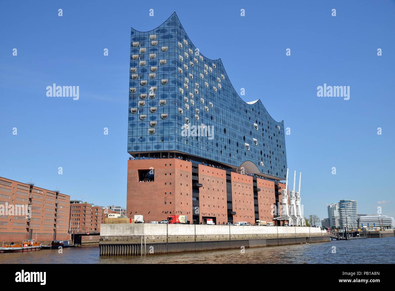 Elbphilharmony, dal porto di Amburgo, Amburgo, Germania Foto Stock