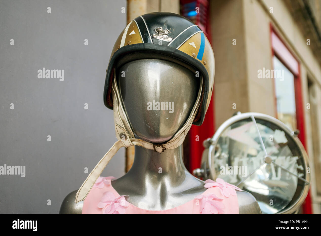 Una chiusura di una femmina di shop manichino, indossa un casco, al di fuori di un negozio a Stockbridge, Edimburgo, Scozia, Regno Unito. Foto Stock