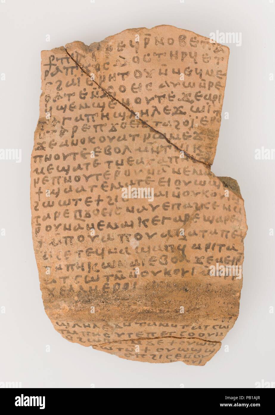 Ostrakon con una lettera da Giuseppe a--. Cultura: copto. Dimensioni: 6 3/16 x 3 7/8 × 1/2 in. (15,7 × 9,9 × 1,2 cm). Data: 580-640. Ostraca Ostraca sono testi scritti su rotte in ceramica, che sono stati impiegati quando la pergamena non era disponibile o troppo costoso. A Epifanio un gran numero di ostraca furono scoperti nel monastero, inclusi nella sua cumuli di rifiuti; essi registrano i versi biblici, documenti legali, Sermoni, conti finanziari, testi di scuola e lettere di richiesta di assistenza e preghiere. Alcune rivelano che anche a sud del confine dell'Impero, le persone erano ancora a conoscenza di eventi in Foto Stock