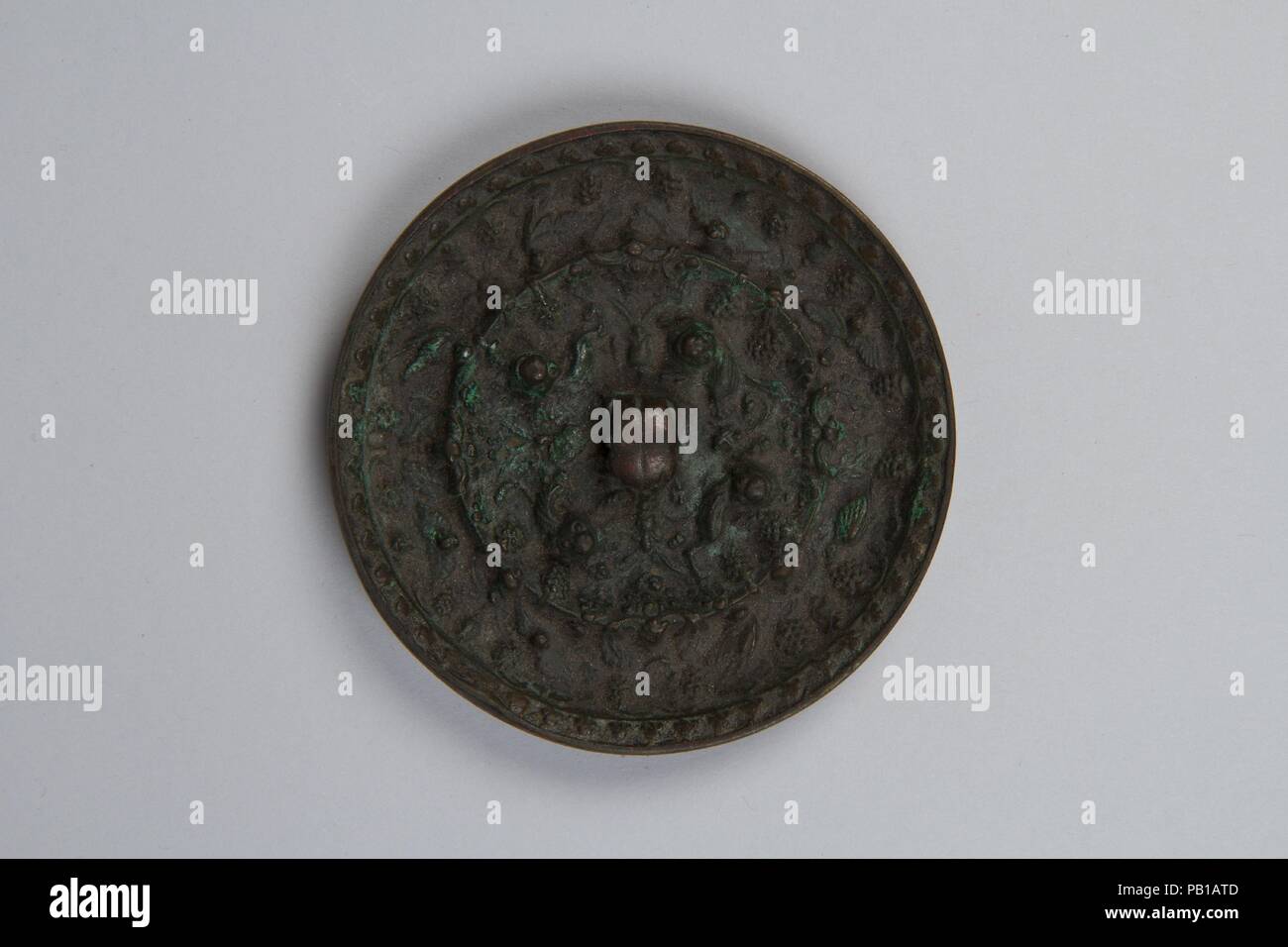 Specchio. Cultura: la Cina. Dimensioni: diam. 3 3/4 in. (9.5 cm). Museo: Metropolitan Museum of Art di New York, Stati Uniti d'America. Foto Stock