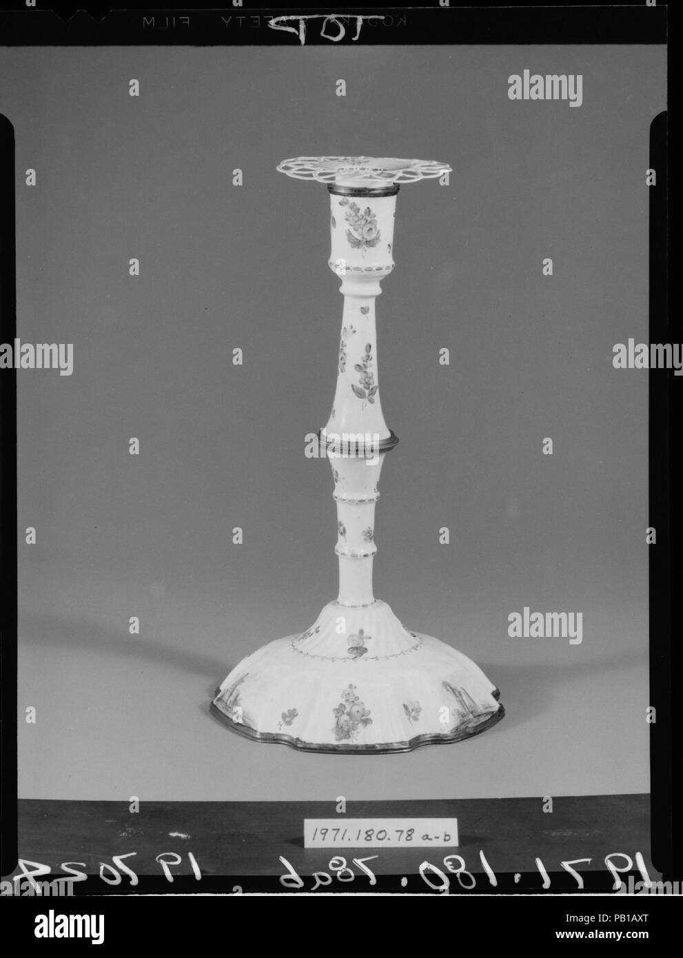 Candelabro. Dimensioni: 8 5/8 x 4 13/16 in. (21,9 x 12,2 cm). Data: 1700-1800. Museo: Metropolitan Museum of Art di New York, Stati Uniti d'America. Foto Stock