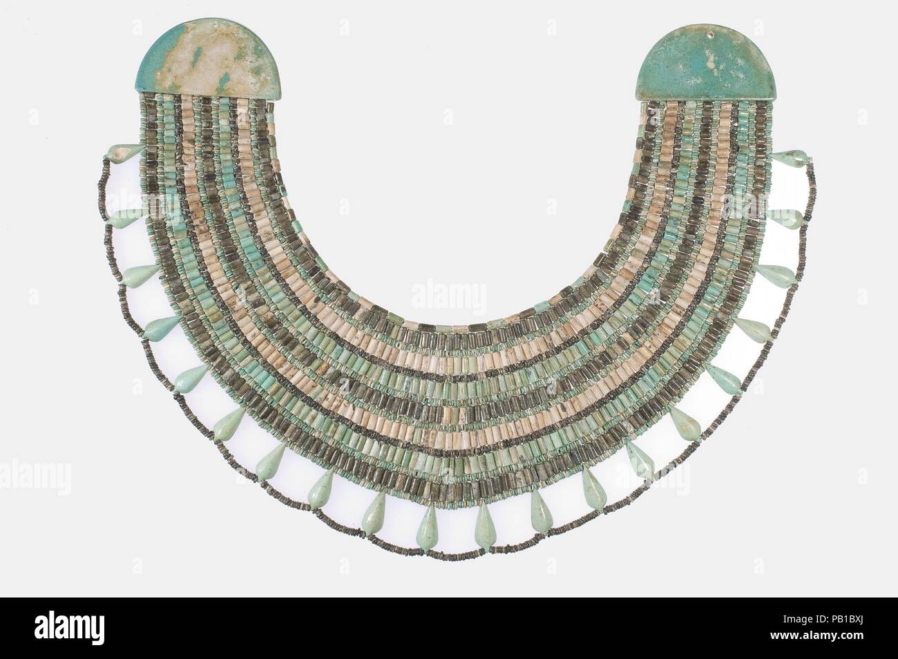 Ampio collare. Dimensioni: l. 18 cm (7 1/16); w. 37 cm (14 9/16 in.). Dynasty: Dynasty 12-13. Data: ca. 1981-1640 A.C. Museo: Metropolitan Museum of Art di New York, Stati Uniti d'America. Foto Stock