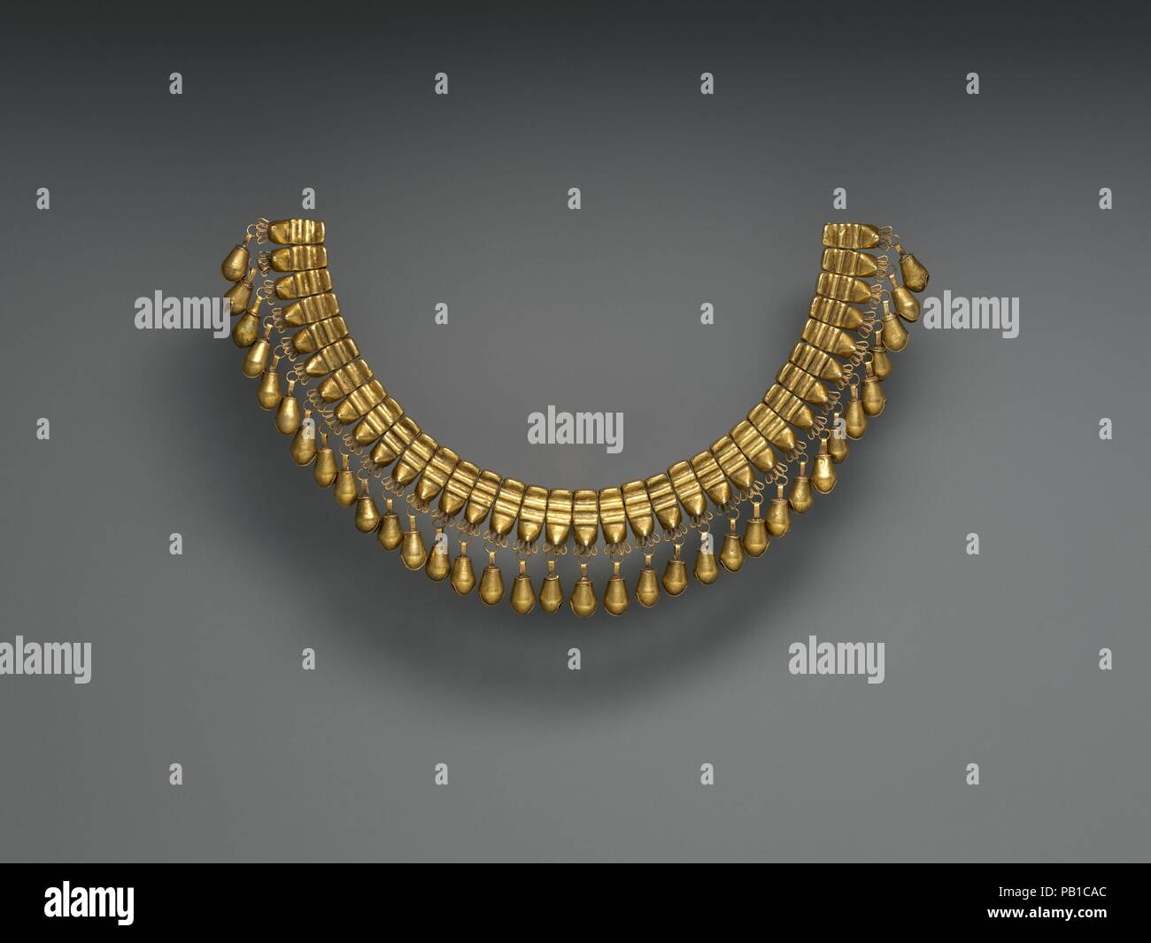 Girocollo con perle in forma di giaguari' denti. Cultura: Mixtec (Ñudzavui). Dimensioni: W. (cordone) 1 3/8 × L. (collana) 15 1/4 in. (3,5 × 38,7 cm). Data: A.D. 1200-1521. Questo elegante collana in oro creato utilizzando il a cera persa, tecnica è composto da trenta quattro sfere d'oro in forma di denti carnassial (molari) di una Jaguar con un numero uguale di sonaglio campane unite ad essi con delicate 'falsa filigrana loop". Este elegante collare de oro, creado con la técnica de la cera perdida, está compuesto por Treinta y cuatro cuentas de oro en forma de dientes carnosiales (molares) de onu Foto Stock