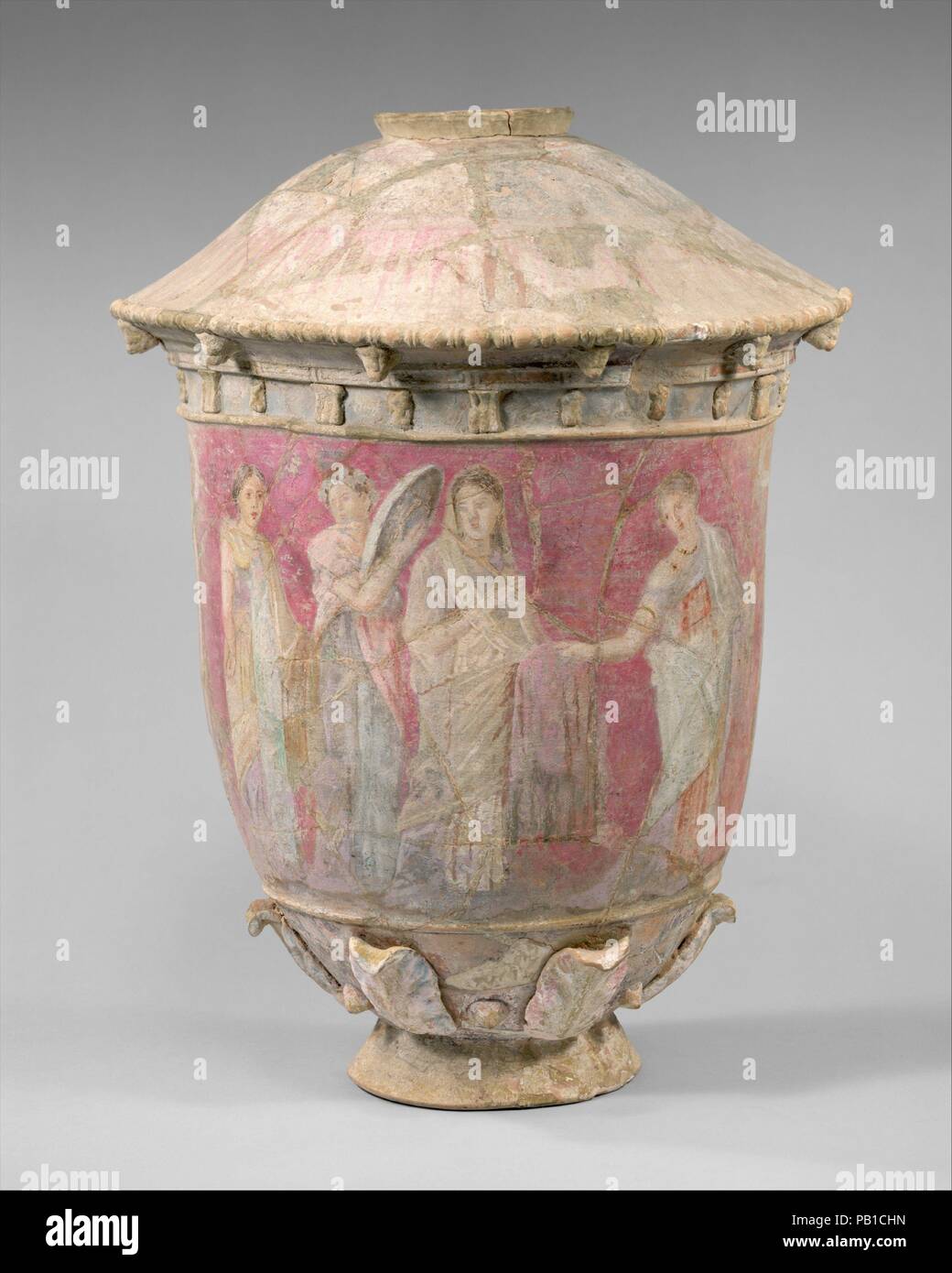 Vaso in terracotta. Cultura: greco, siciliano, Centuripe. Dimensioni: H. 15 1/2 in. (39,4 cm). Data: 3rd-2nd secolo A.C. Quattro donne una caratteristica fondamentale della ceramica greca e le loro propaggini è che essi potrebbero essere utilizzati. Per contrasto, questo vaso, con il suo coperchio fissato sul corpo, serve una puramente funzione simbolica. Essa appartiene a una classe di pezzi associati con il sito di Centuripe in Sicilia. Essi sono caratterizzati da elaborare e delicata decorazione applicata e dalla raffinata policromia eseguito dopo lo sparo. La scena mostra una sposa circondata da assistenti. Il vaso è stato realizzato per la tomba. Museo: Foto Stock