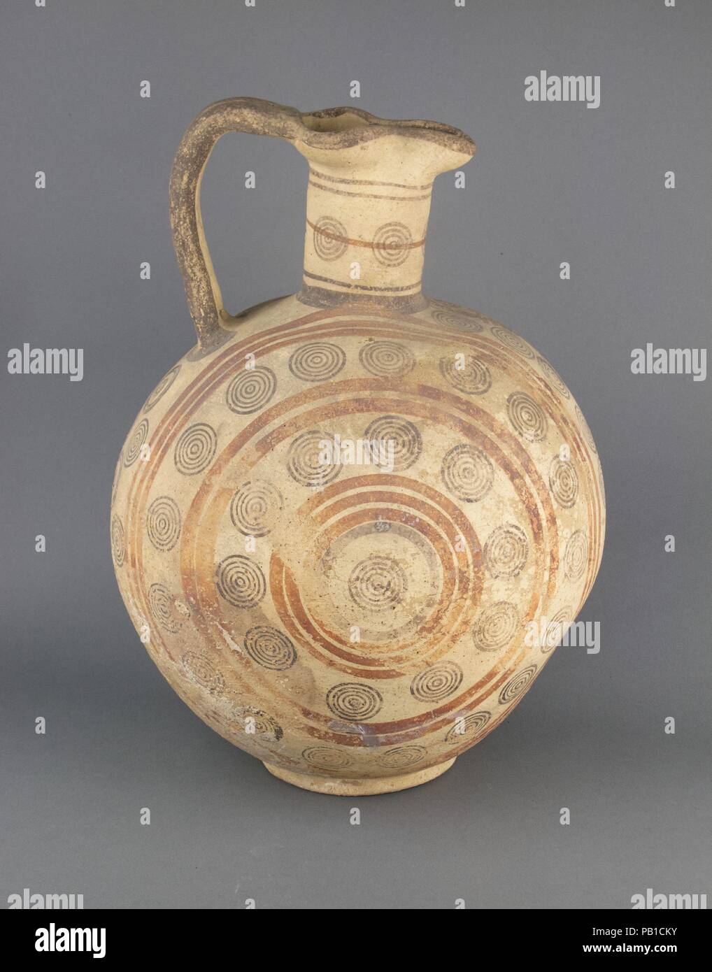 Caraffa. Cultura: cipriota. Dimensioni: 15 1/2a. (39.4cm). Data: 750-600 A.C. Verticale e cerchi concentrici e ornamento convenzionale sulla parte anteriore. Museo: Metropolitan Museum of Art di New York, Stati Uniti d'America. Foto Stock