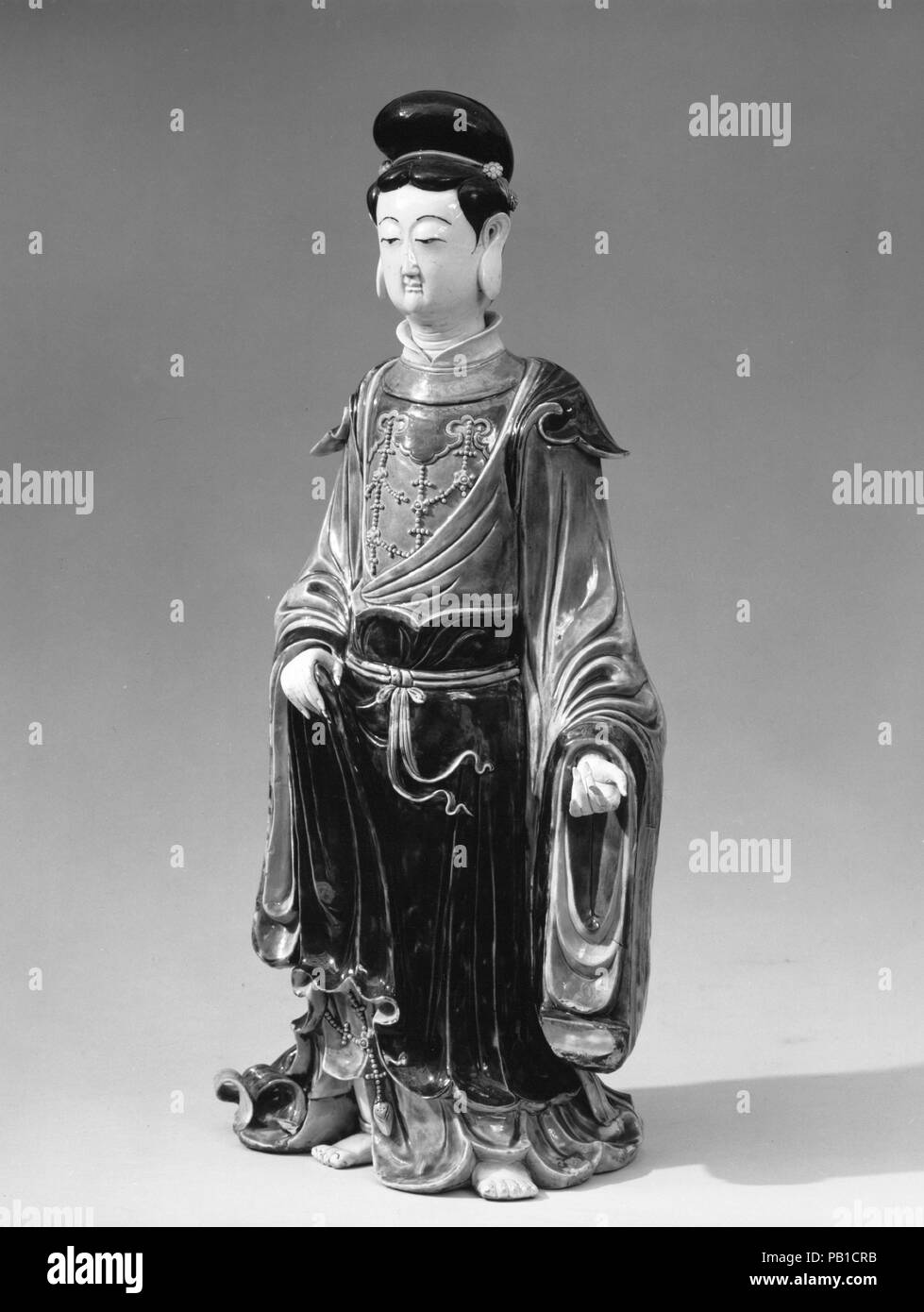La figura di Guanyin. Cultura: la Cina. Dimensioni: H. 23 a. (58,4 cm); W. 10 1/2 in. (26,7 cm); D. 7 3/4 in. (19,7 cm). Museo: Metropolitan Museum of Art di New York, Stati Uniti d'America. Foto Stock