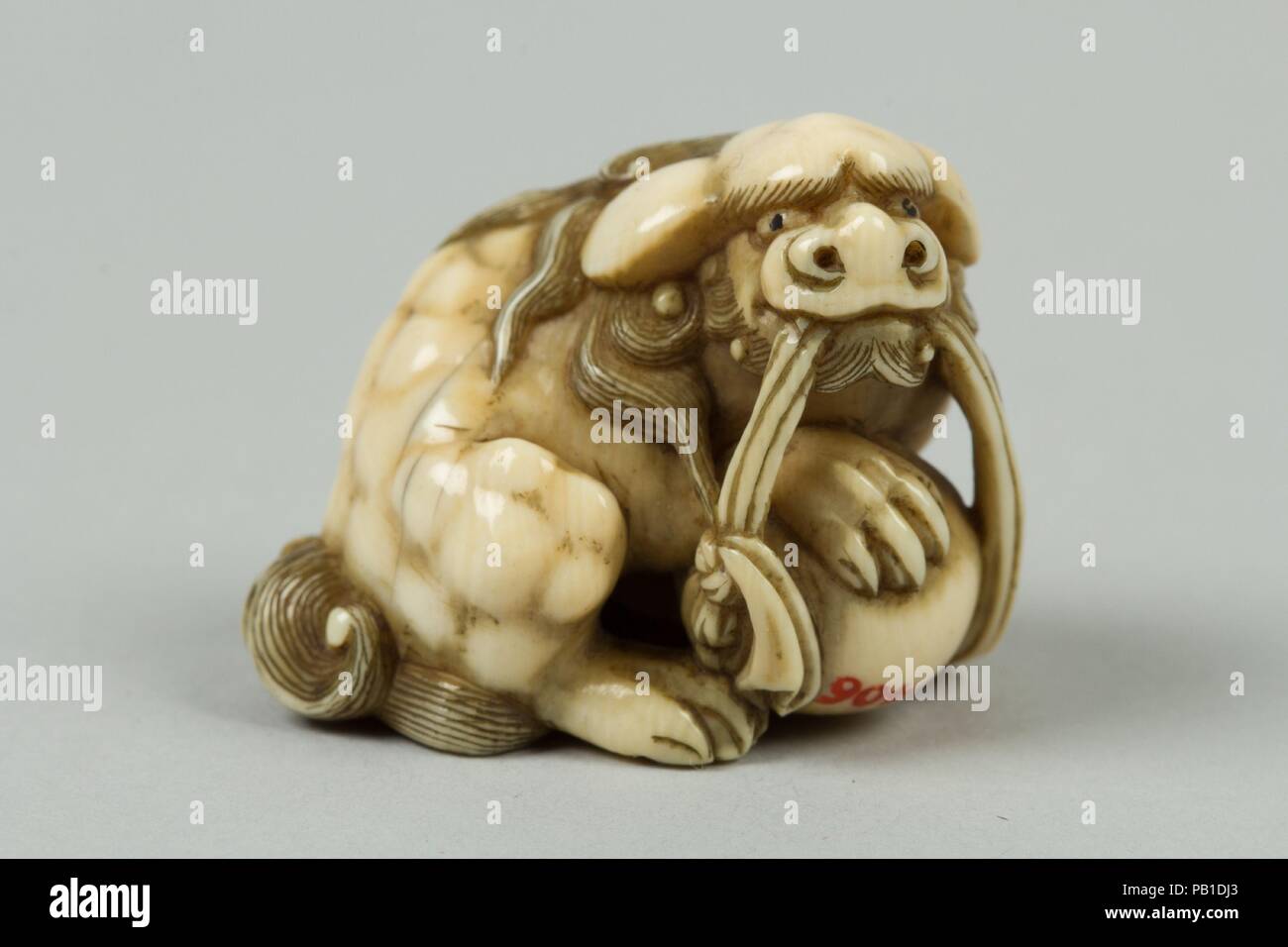 Netsuke di Qilin con una sfera. Cultura: il Giappone. Dimensioni: H. 1 1/8 in. (2,9 cm); W. 1 3/8 in. (3,5 cm); D. 1. (2.5 cm). Data: del XIX secolo. Museo: Metropolitan Museum of Art di New York, Stati Uniti d'America. Foto Stock