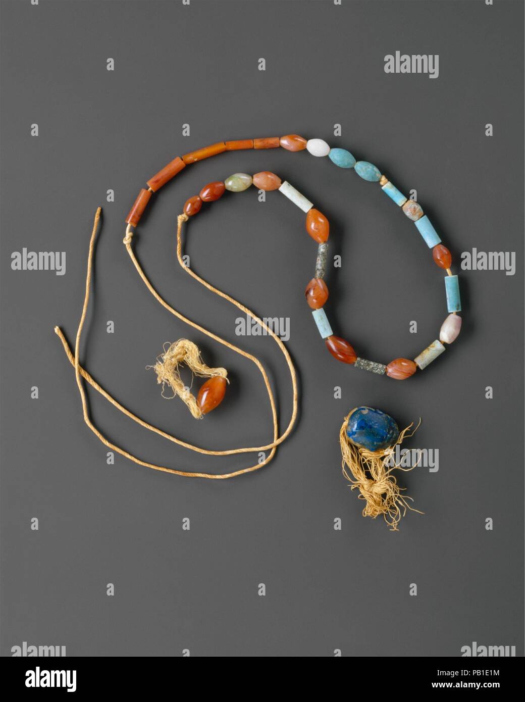 Anelli e collana. Dimensioni: Sweret cordone: 1,1 × 2 cm (7/16 x 13/16 in.) SCARABEO: 2,6 cm (1 in.) Collana: 103 cm (40 9/16 in.). Dynasty: Dynasty 12. Regno: inizio regno di Amenemhat I. Data: ca. 1981-1975 A.C. Wah's gioielli è stato rivelato quando la sua mummia è stata radiografato nel 1939. A nessuno la sorpresa, il film ha rivelato che Wah il corpo era stato decorato con tipici gioielli funerario degli inizi del Regno di Mezzo: un ampio collare, braccialetti e cavigliere fatta di ceramica blu di sostanza chiamata faience (40.3.2-.10), e una corniola seweret-tallone (40.3.1). Inaspettatamente, egli aveva anche gioielli personali di sto Foto Stock