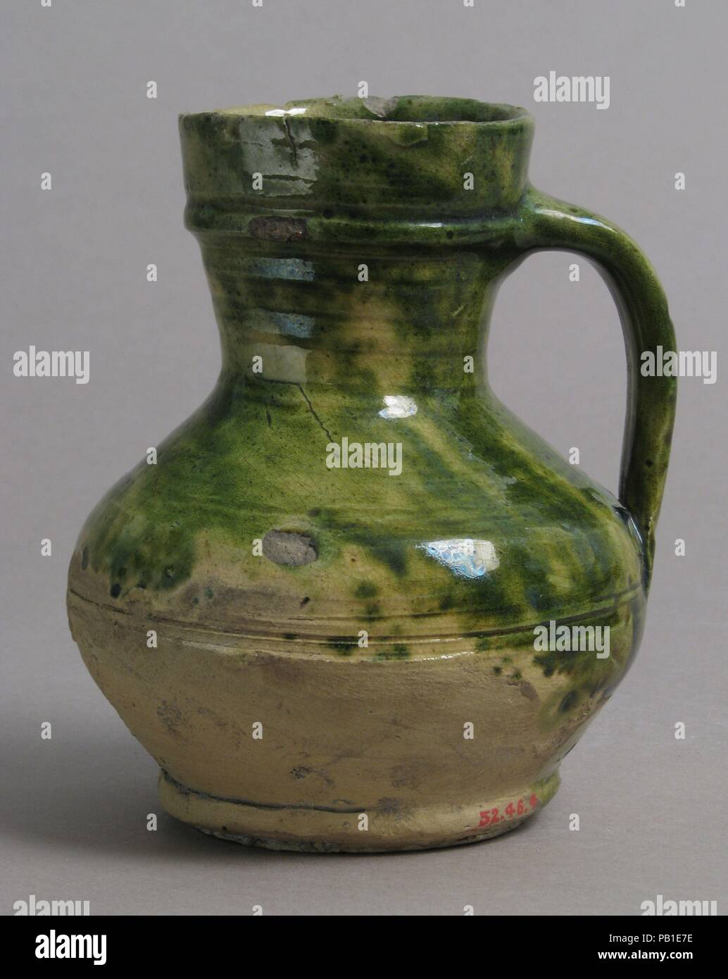 Caraffa. Cultura: British. Dimensioni: complessivo: 4 1/2 x 3 3/4 x 3 5/8 in. (11,5 x 9,6 x 9,2 cm). Data: XV-XVI secolo. Brocche senza beccucci sono stati utilizzati molto simili tazze sono oggi. Potters erano attivi in Kingston-on-Thames (ora parte di Londra) dal 1260s, e i loro primi prodotti descritti sono stati ordini reali. Sia gli uomini e le donne sono stati infine elencato tra la città di 'Poters", che ha fornito un gran numero di pezzi di ceramica per la vicina capitale. Museo: Metropolitan Museum of Art di New York, Stati Uniti d'America. Foto Stock