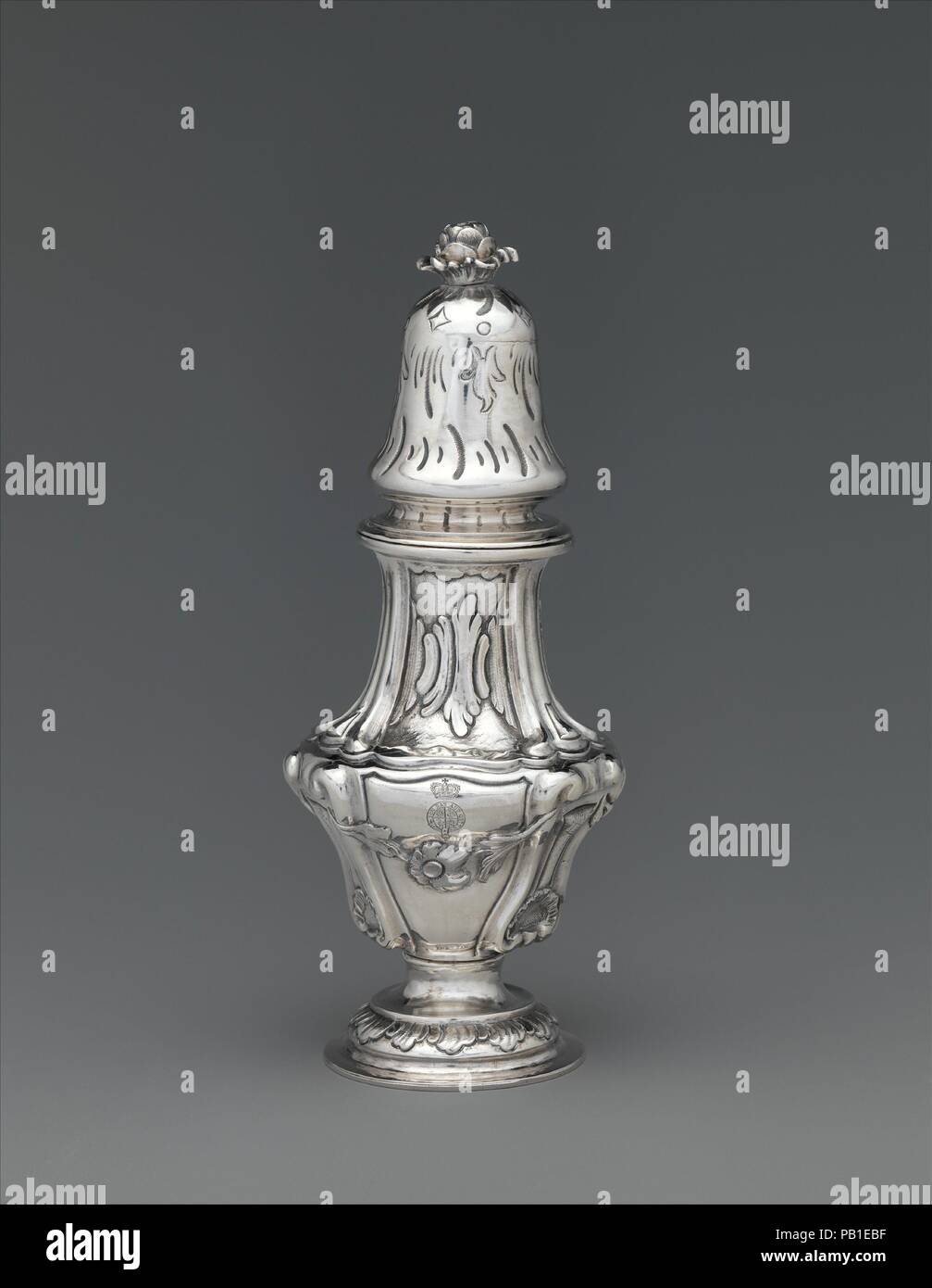 La senape pot. Cultura: Ungherese, Pest. Dimensioni: complessivo: 6 7/8 x 2 1/4 in. (17,5 x 5,7 cm). Autore: Josephus Pasperger io (attivo 1762, morto 1791). Data: ca. 1765. Lo zucchero è stata una merce rara nel diciottesimo secolo e spesso circondato da cerimonia. Lo zucchero della ruota orientabile, acc. n. 2010.110.59a, b, con la sua cupola forata coperchio, forma una coppia corrispondente con la senape pot, 2010.110.60, con il suo coperchio incernierato e uno slot per un mestolo. Imposta come questa erano molto rare nel continente europeo, il che può indicare che il Goldsmith o patrono ha familiarità con la lingua inglese argento, dove questi tipi erano più com Foto Stock