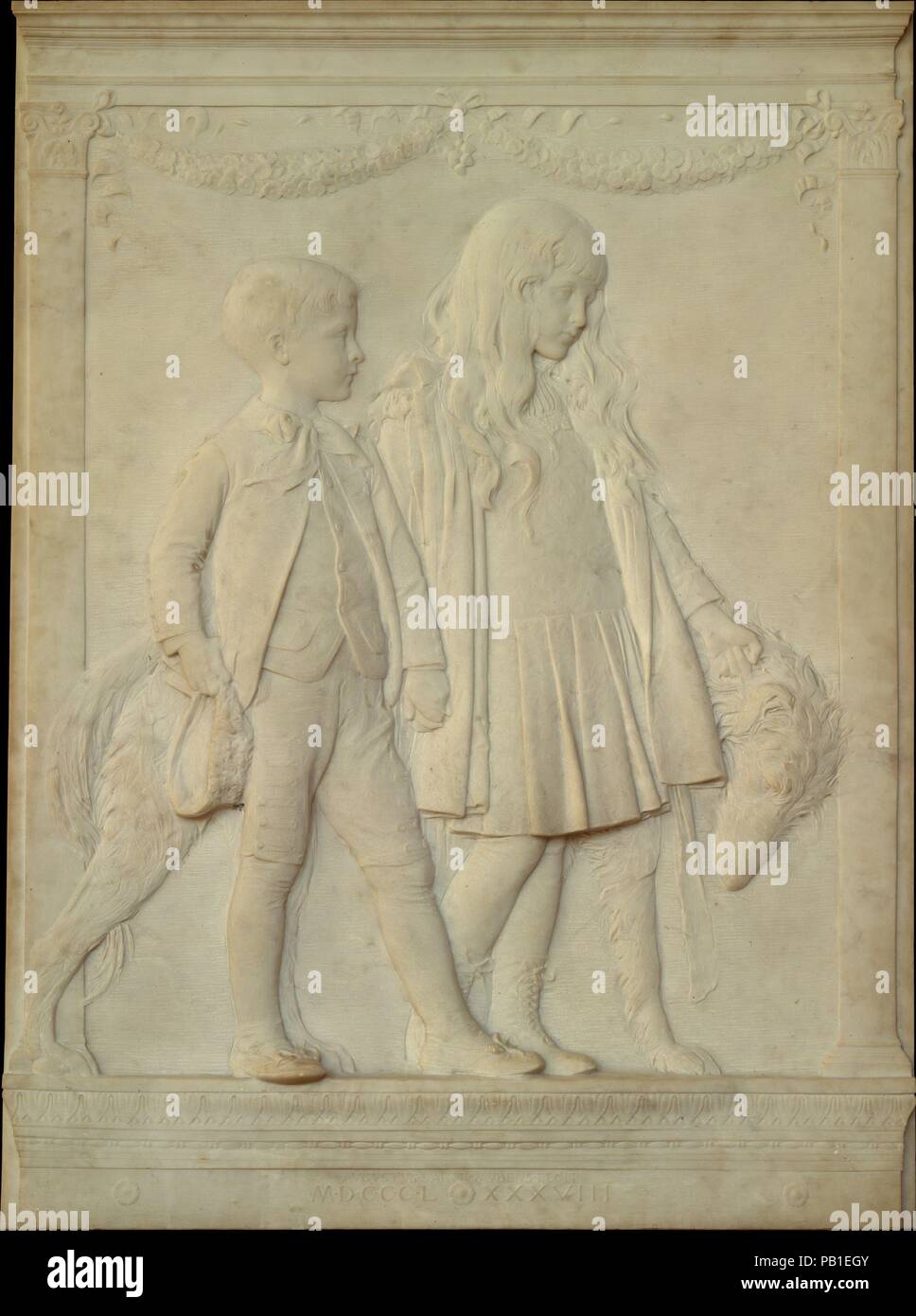 I figli di Giacobbe H. Schiff. Artista: Augustus Saint-Gaudens (American, Dublino 1848-1907 Cornish, New Hampshire). Dimensioni: 68 7/8 x 51 in. (174,9 x 129,5 cm. ). Data: 1884-85, scolpiti 1906-7. Saint-Gaudens eccelse presso l'arte della scultura di sfiato--modellato forme sollevata in gradi variabili da una a due dimensioni dello sfondo. In questo ambizioso doppio ritratto di Mortimer Leo (1877-1931) e Frieda Fanny (1876-1958) Schiff, dell'artista comando tecnico è evidente, dal delicato, abbozzato il trattamento della scottish deerhound ispido della pelliccia di Mortimer completamente piede arrotondata che si estende oltre il bordo Foto Stock