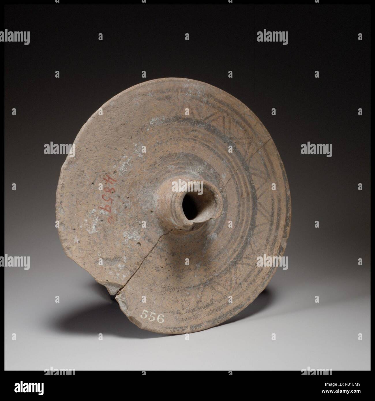 Ruota di carro. Cultura: cipriota. Dimensioni: diametro 6 a. (15,3 cm). Data: ca. 750-600 A.C. La ruota è solido e la ruota. Esso ha un mozzo tubolare su entrambi i lati per ricevere un assale. Museo: Metropolitan Museum of Art di New York, Stati Uniti d'America. Foto Stock