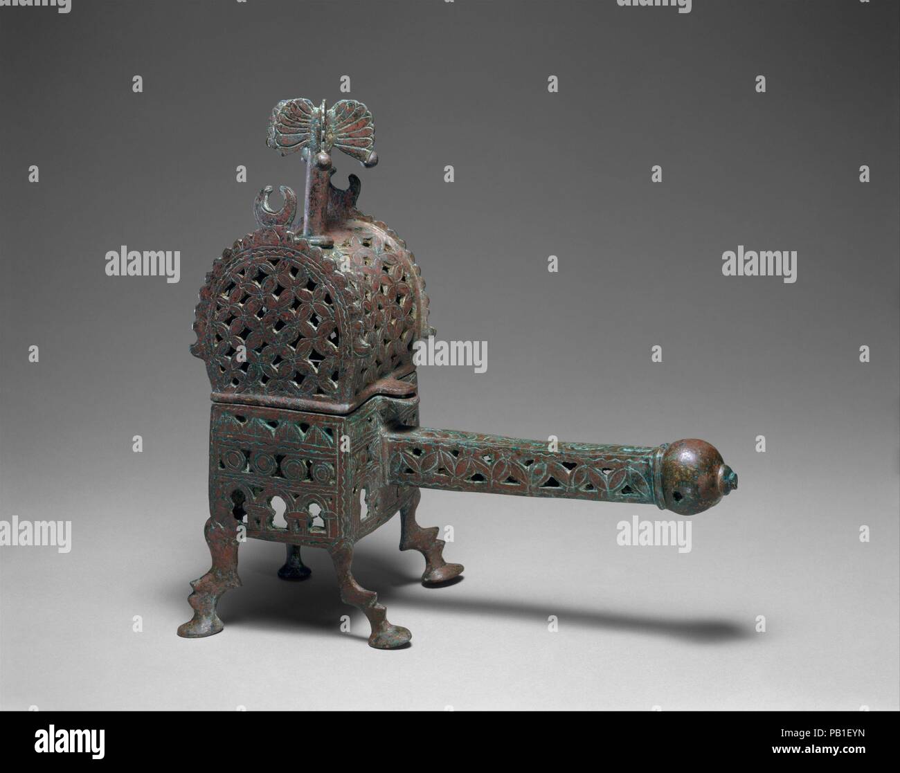 Bruciatore di incenso. Dimensioni: H. 9 3/4 in. (24,8 cm) W. 10 a. (25,4 cm) D. 4 1/4 in. (10,8 cm). Data: XI secolo. A lungo gestito, footed incenso sono noti bruciatori in tutta islamica del Vicino Oriente, ma il corpo quadrato, alta coperchio a cupola e archi a ferro di cavallo sul registro basso di questo esempio suggerire Western, probabilmente la produzione spagnola. Incenso ha svolto un ruolo importante in al-Andalus, come ha fatto in tutto il mondo medievale e il commercio internazionale di sostanze aromatiche è stato molto redditizio. Museo: Metropolitan Museum of Art di New York, Stati Uniti d'America. Foto Stock