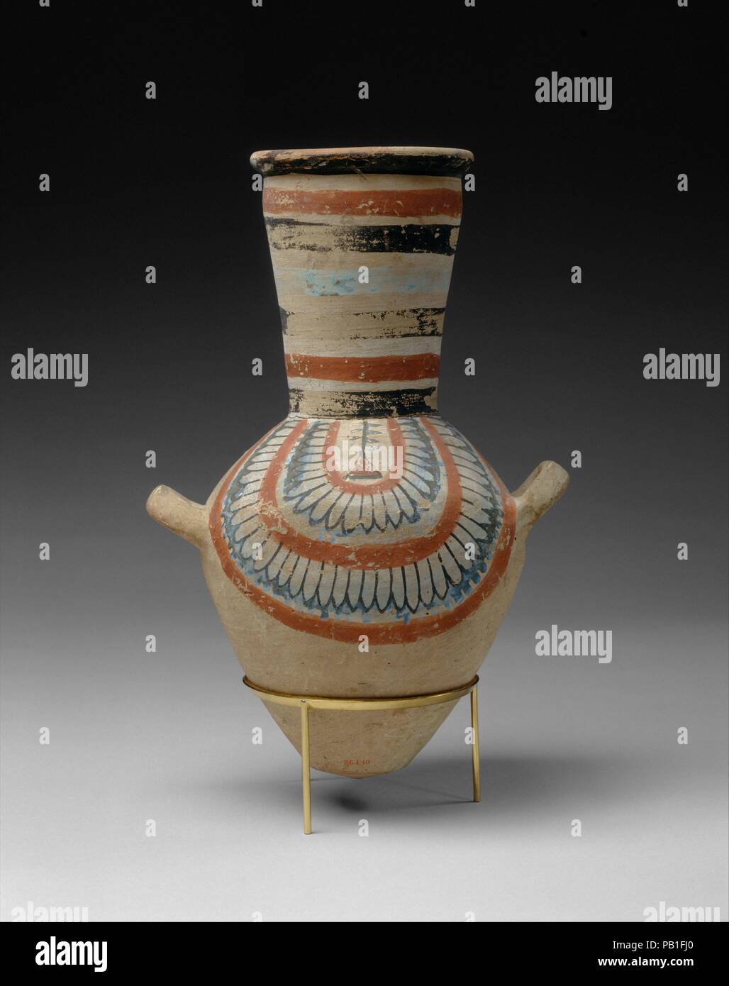 Il vaso dalla tomba di Sennedjem. Dimensioni: H. 30,5 cm (12 in); w. 16 cm (6 5/16 in.). Dynasty: Dynasty 19. Regno: regno di Ramesse II. Data: ca. 1279-1213 A.C. Questo vino vaso è decorato con motivi floreali ghirlande simili a quelli usati nelle rappresentazioni delle feste funerarie. Numerosi vasi di questo genere sono stati trovati in Sennedjem della tomba Altri oggetti della collezione che sono stati scoperti nella stessa tomba sono numerate 86.1.1-86.1.29. Museo: Metropolitan Museum of Art di New York, Stati Uniti d'America. Foto Stock