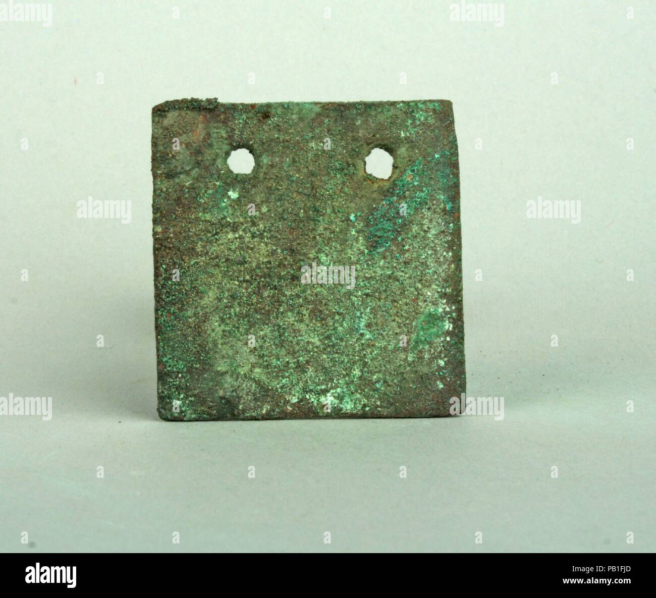 Placca quadrata. Cultura: Vicús. Dimensioni: altezza 1-7/16 in. (3.6 cm). Data: 3° secolo a.c.-A.D. 2° secolo. Museo: Metropolitan Museum of Art di New York, Stati Uniti d'America. Foto Stock