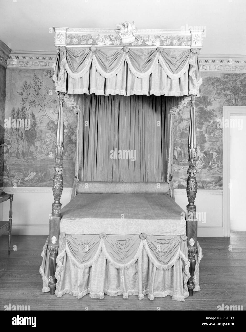 Letto. Cultura: American. Decorator: dipinto attribuito a Giovanni Ritto Penniman (American, Milford, Massachusetts 1782-1841 Baltimore, Maryland); Carving attribuito a Samuel mcintyre (1757-1811); Carving attibuted a Thomas Wightman (American, attivo 1802-20 (?). Dimensioni: 106 3/4 x 58 5/8 x 79 1/2 in. (271.1 x 148,9 x 201.9 cm.). Autore: eventualmente da Thomas Seymour (1771-1848); cornicione attribuito a John Doggett (1780-1857). Data: 1810-15. Secondo la più recente borsa di studio su Thomas Seymour, non vi è alcuna Boston carving del periodo federale più spettacolare il sontuoso composizioni Foto Stock