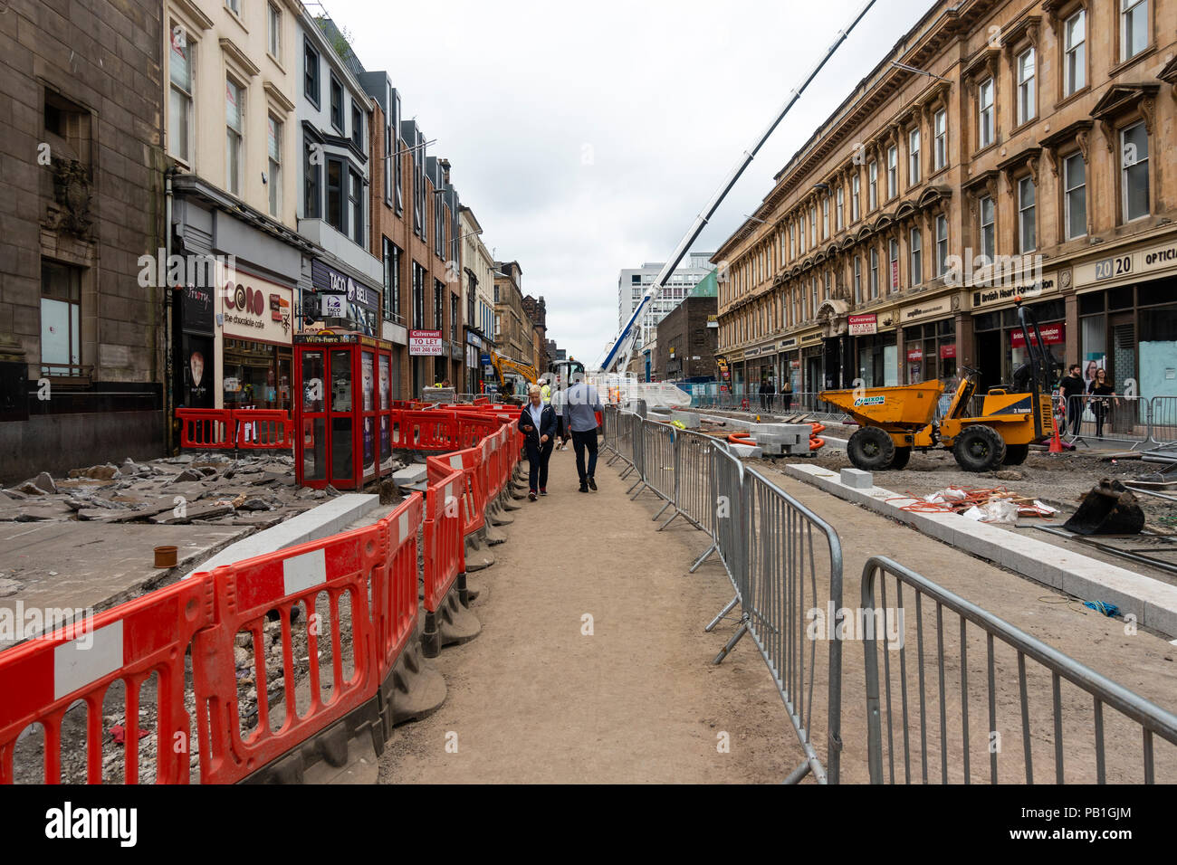 Vista del sentiero temporaneo su Sauchiehall Street dopo la chiusura in seguito al fuoco a Glasgow School of Art di Glasgow, Scotland, Regno Unito Foto Stock