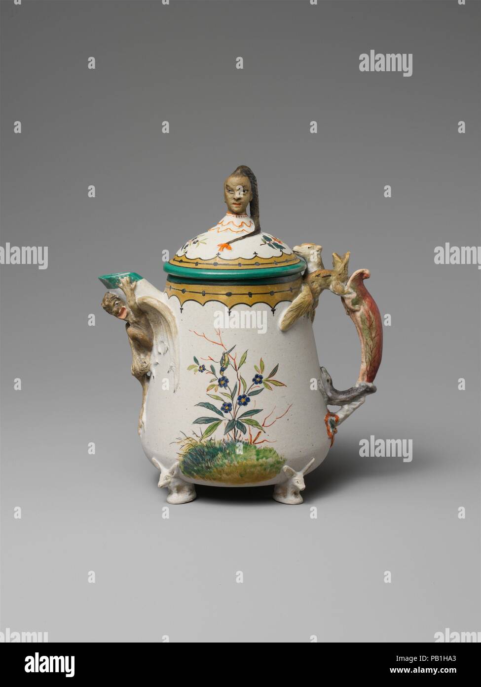 Teiera. Cultura: American. Progettista: progettato da Karl L. H. Müller (ca. 1820-1887). Dimensioni: 7 x 6 in. (17,8 x 15,2 cm). Produttore: fabbricati dalla unione di opere di porcellana (1863-ca. 1922). Data: ca. 1876. Il figurale finials--un uomo cinese sulla teiera e un africano raccoglitrice di canna da zucchero in Sugar Bowl--alludono al presunto contenuto di navi in questo eccentrico Revival rococò set da tè (69.194.7-.14). Museo: Metropolitan Museum of Art di New York, Stati Uniti d'America. Foto Stock