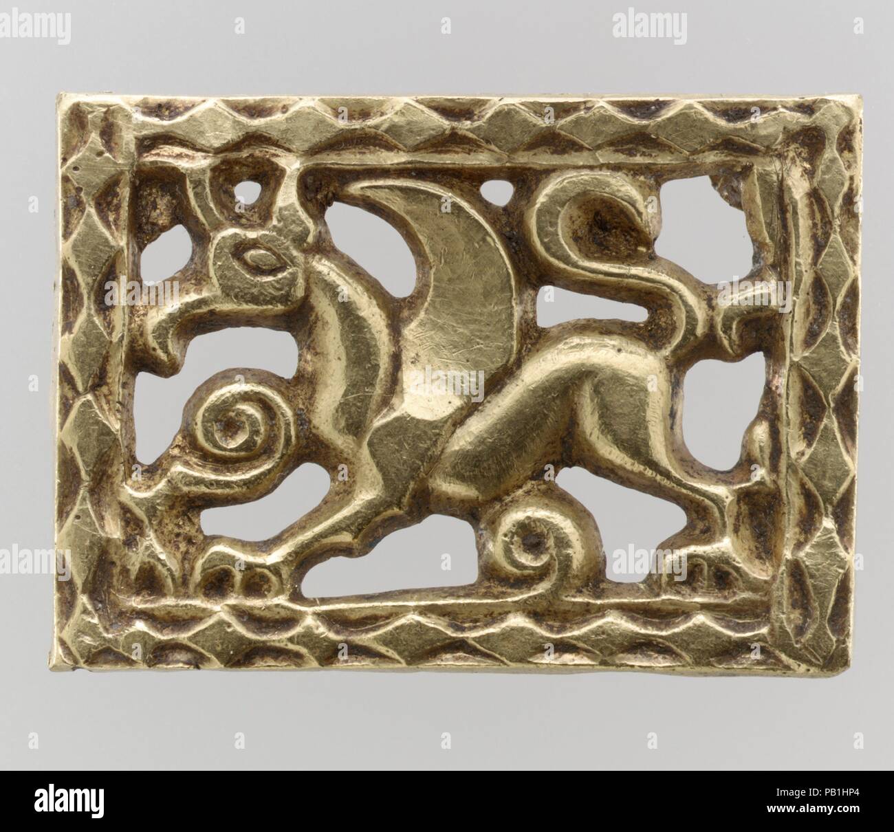 Oro Openwork montaggio della cinghia. Cultura: Avar. Dimensioni: 2 1/8 × 1 9/16 x 1/4 in., 1.222 once troy (5,4 × 3,9 × 0,6 cm, 38g). Data: 700s. Il Tesoro contiene una matrice di cinghia accessori, alcuni riccamente decorate, alcuni semilavorati o defectively cast. Alcuni non mostrano segni di utilizzo, mentre altri sono molto usurati. Avari avari erano una tribù nomade di guerrieri montati dalla steppa eurasiatica. L'imperatore bizantino Giustiniano negoziato con loro nel sesto secolo per proteggere l'impero del confine settentrionale lungo il Mar Nero. Incoraggiati dalla loro sottomissione di numerose tribù, essi non riuscito Foto Stock