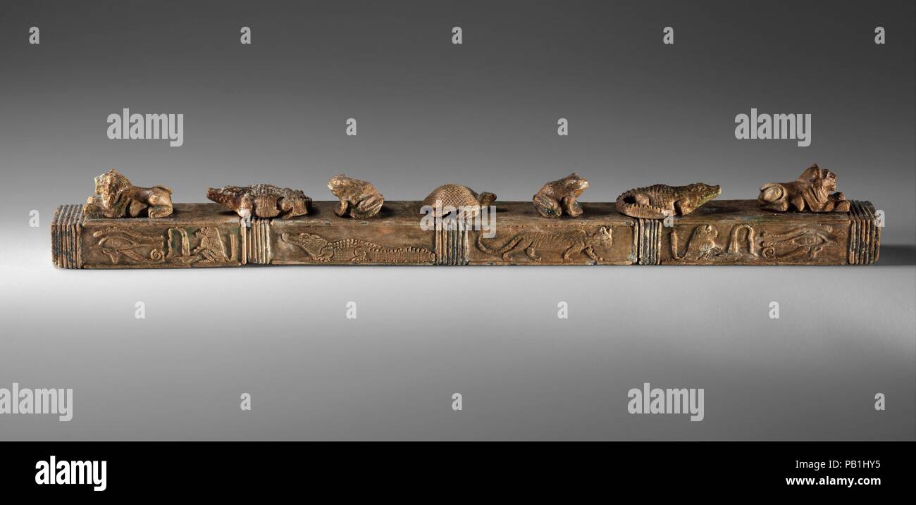 Asta apotropaico. Dimensioni: L. 27,5 cm (10 7/8 in.); W. 2,3 cm (7/8 in.); d-e) coccodrilli: L. 3.5 cm (1 3/8 poll.); f-g) Lions: L. 3 cm (1 3/16 in.); h) tartaruga: L. 2,6 cm (1 in.); i-j) rane: L. 2 cm (13/16 in.). Dynasty: Dynasty 12. Regno: regno di Senwosret III. Data: ca. 1878-1640 A.C. Composto da quattro segmenti di congiunzione, questo cosiddetto magic asta è il solo completamente conservato esempio del suo tipo. Forse relativi alle quattro "parto" di mattoni disposti per la protezione della madre e del bambino durante la consegna, l'asta è stata usata per scongiurare gli spiriti dannosi. Alcuni dei motivi di protezione--gatti p Foto Stock