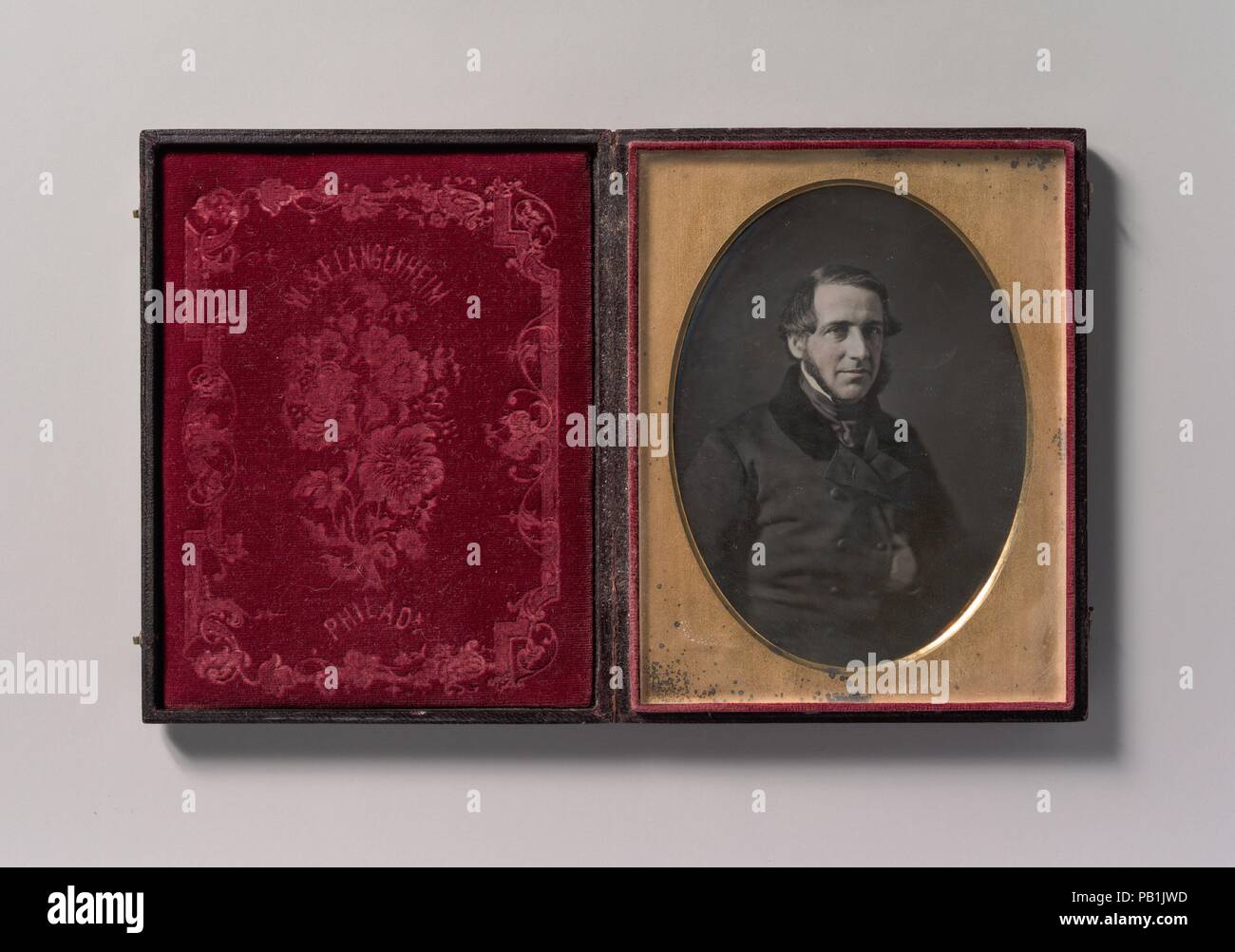 [Uomo di mezza età con barba lungo la linea della mascella, lato nascosto all'interno della camicia abbottonata]. Artista: William Langenheim (American, nato in Germania, Schöningen 1807-1874); Federico Langenheim (American, nato in Germania, Schöningen 1809-1879). Dimensioni: Immagine: 12,1 x 8,8 cm (4 3/4 x 3 7/16 in.), Piastra: 14 x 10,8 cm (5 1/2 x 4 1/4 in.): 1,6 x 14,9 x 11,9 cm (5/8 x 5 7/8 x 4 11/16 in.). Studio fotografico: W. & F. Langenheim (American, active 1843-1874). Data: 1840s-50s. Museo: Metropolitan Museum of Art di New York, Stati Uniti d'America. Foto Stock