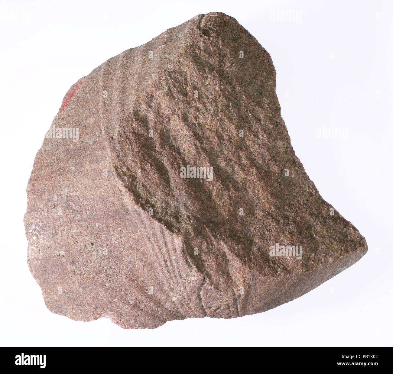 Un frammento della regione della vita del re la piegatura in avanti, Aten cartouches sulla cinghia. Dimensioni: H. 14 × larg. 15,7 × D. 6 cm (5 1/2 × 6 3/16 x 2 3/8 in.); cartiglio: W. 1,6 cm (5/8 in.). Dynasty: Dynasty 18. Regno: regno di Akhenaten. Data: ca. 1353-1336 A.C. Museo: Metropolitan Museum of Art di New York, Stati Uniti d'America. Foto Stock