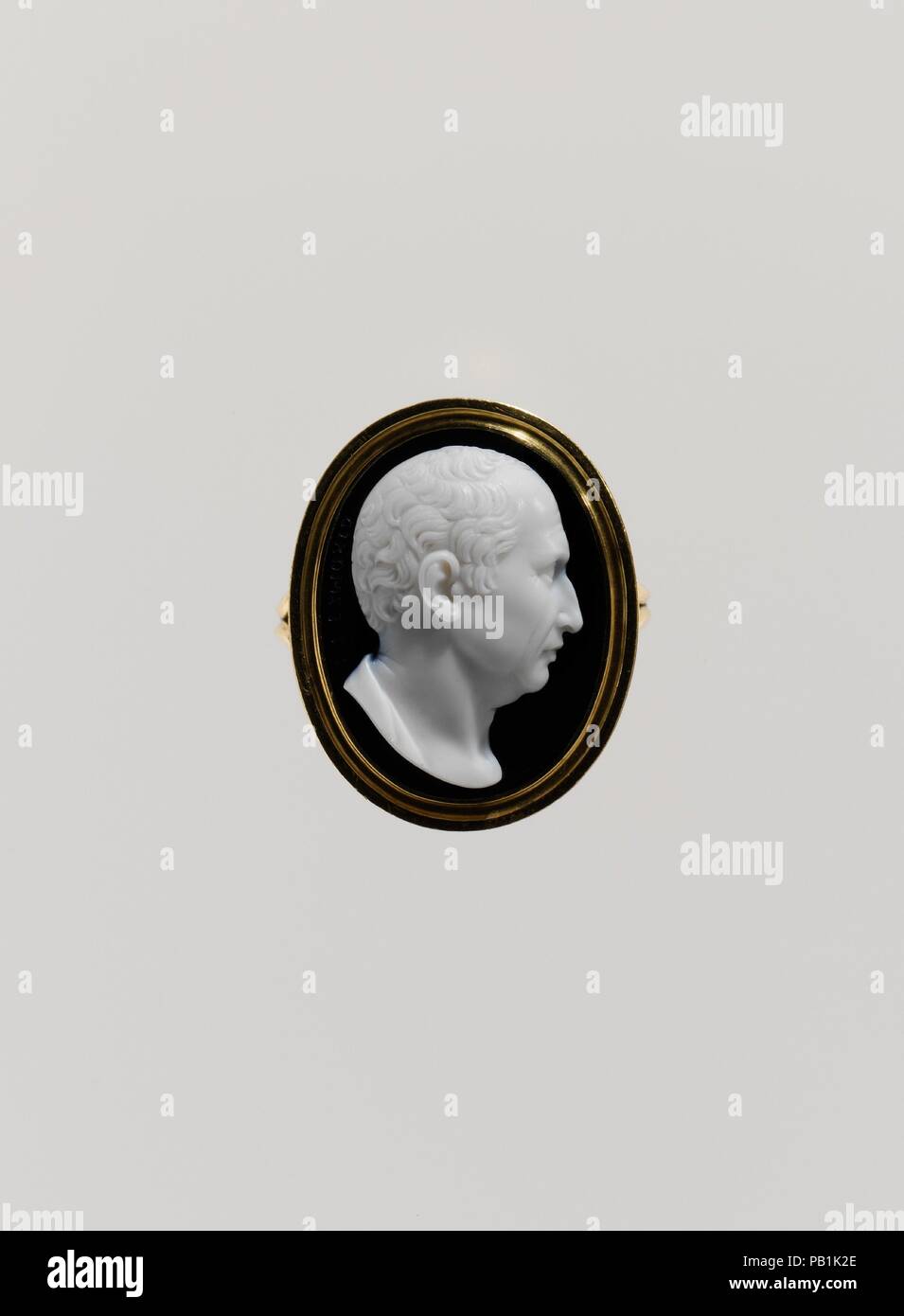 Cicero. Artista: Giuseppe Girometti (Italiano, Roma Roma 1780-1851). La cultura italiana, Roma. Dimensioni: complessivo: 7/8 x 3/4 x 1 in. (2,3 x 1,9 x 2,6 cm); visibile cameo (conferma): 19,1 x 14,7 x 6 mm. Data: inizio del XIX secolo. L età neoclassica pregiato severamente il repubblicano testa in marmo di Cicerone (106-43 a.C.) nei Musei Capitolini di Roma. Un intaglio dopo che da Nathaniel Marchant (40.20.1) fatto circolare in forma di impronte in gesso. Il romano intagliatori di queste due testine consultato la scultura stessa, ottenendo risultati differenti. Il più approccio numismatico del cameo scolpito circa 1810 Foto Stock