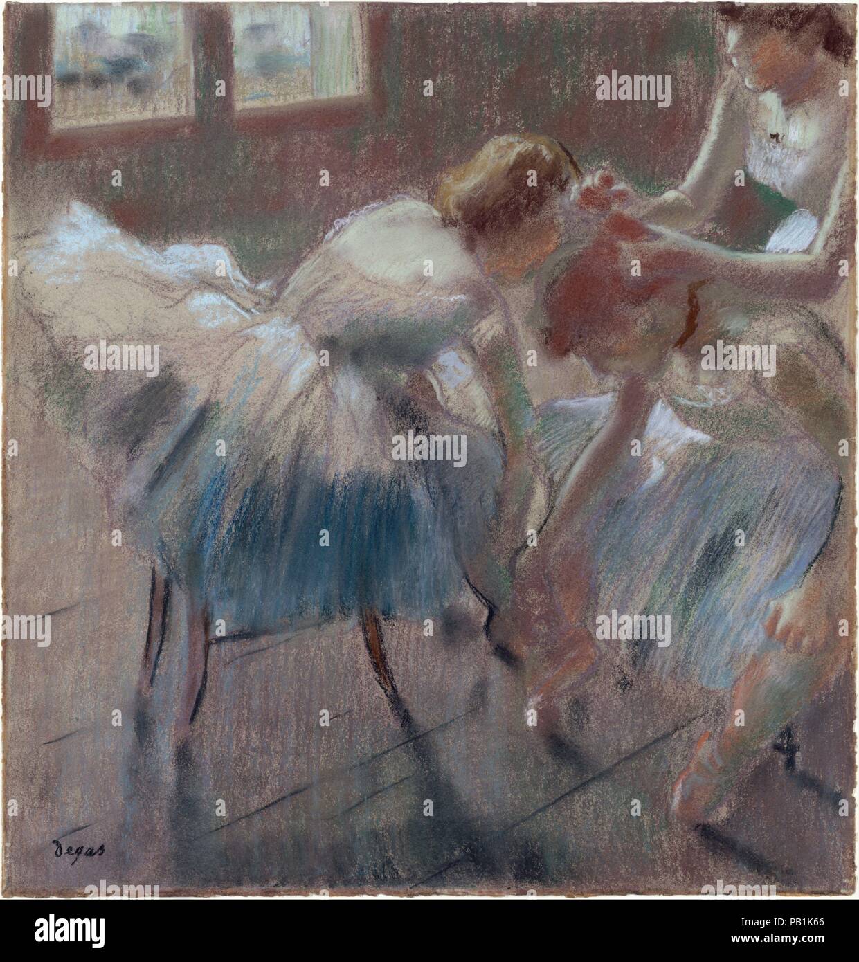 Tre danzatori preparare per la classe. Artista: Edgar Degas (francese, Parigi Parigi 1834-1917). Dimensioni: 21 1/2 x 20 1/2 in. (54,6 x 52,1 cm). Data: dopo il 1878. Il ballerino seduto in questo pastello è stata derivata da uno studio datato dicembre 1878 del quindicenne Melina Darde. Che il disegno e quelli che ha esplorato le pose dei due ballerini in primo piano apparteneva a uno stock di figura dei disegni che Degas utilizzati per i suoi grandi composizioni. Vi è un'altra variante di questo anche pastello della mid-1880s (collezione privata). Museo: Metropolitan Museum of Art di New York, Stati Uniti d'America. Foto Stock