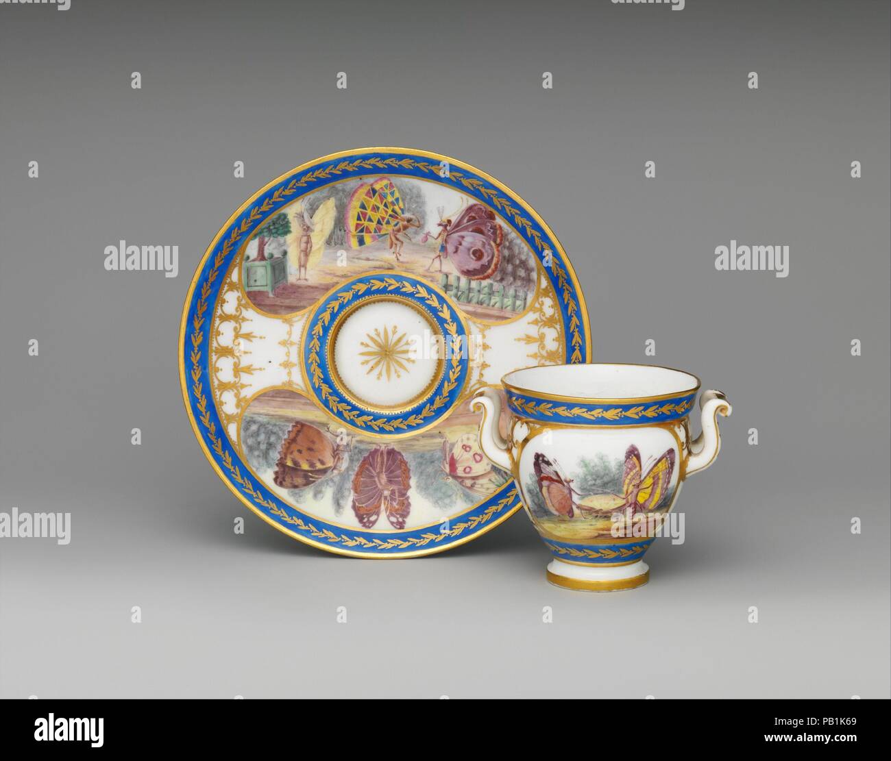 Cup (tasse à l'étrusque) e piattino. Artista: Dopo acqueforti di Charles Germain de Saint-Aubin (francese, Parigi Parigi 1721-1786). Cultura: francese, Sèvres. Decorator: dorato da Étienne-Gabriel Girard (francese, active 1762-1800); dipinta da Louis-Gabriel Chulot (attivo 1755-1800, 1805-18). Dimensioni: Altezza (cup [.1]): 3 3/16 in. (8.1 cm); diametro (saucer [.2]): 6 5/8 in. (16,8 cm). Factory: Sèvres Manufactory (francese, 1740-presente). Data: 1794. L'illuminante fantasia della decorazione pittorica di questa tazza e piattino è sorprendente considerando la data in cui è stato eseguito, per nel 1794 per Foto Stock