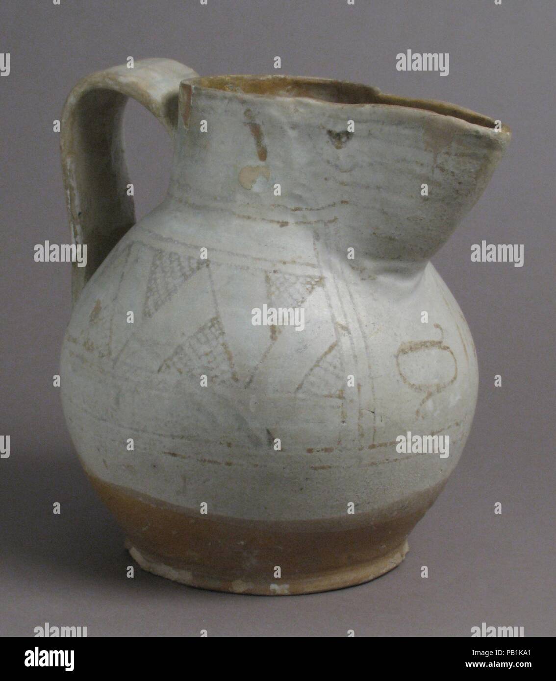 Caraffa. Cultura: Italiano. Dimensioni: complessivo: 10 5/8 x 10 7/8 x 9 3/16 in. (27 x 27,6 x 23,3 cm). Data: ca. 1400. Museo: Metropolitan Museum of Art di New York, Stati Uniti d'America. Foto Stock Caraffa. Cultura: Italiano. Dimensioni: complessivo: 10 5/8 x 10 7/8 x 9 3/16 in. (27 x 27,6 x 23,3 cm). Data: ca. 1400. Museo: Metropolitan Museum of Art di New York, Stati Uniti d'America. Foto Stock