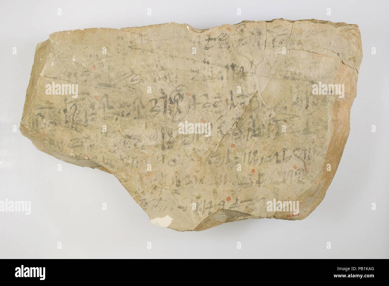 Ieratico ostracon inscritto con testo letterario e lavoro ufficiale. Dimensioni: l. 27 cm (10 5/8 in); w. 16 cm (6 5/16 in.). Dynasty: Dynasty 19-20. Data: ca. 1295-1070 A.C. Museo: Metropolitan Museum of Art di New York, Stati Uniti d'America. Foto Stock