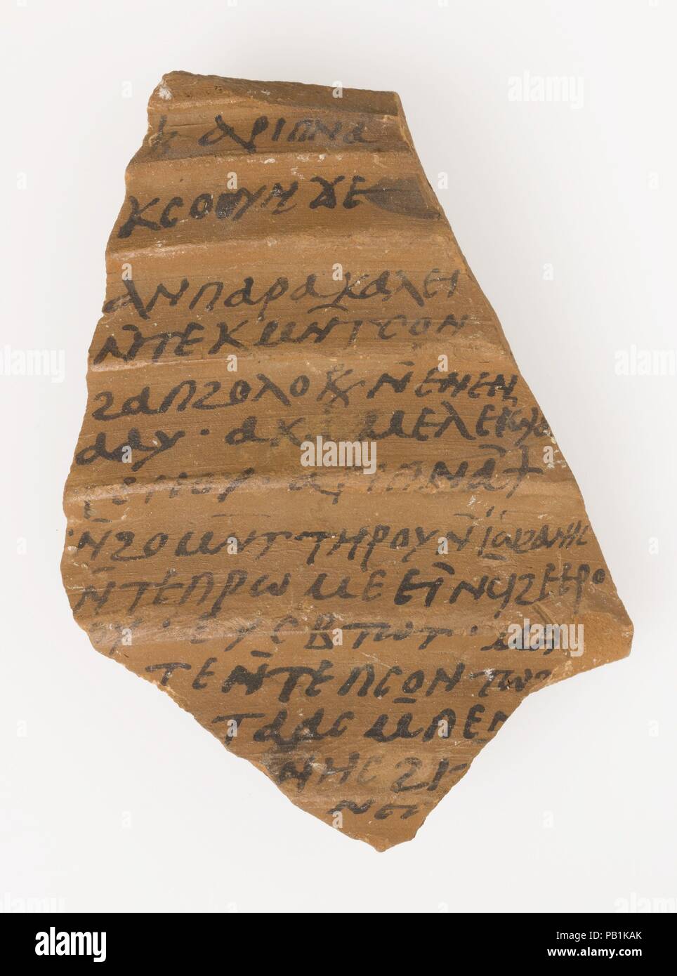Ostrakon dai fratelli (?) di Giovanni. Cultura: copto. Dimensioni: 4 7/16 x 3 3/8 × 1/2 in. (11,2 × 8,5 × 1,2 cm). Data: 580-640. Ostraca Ostraca sono testi scritti su rotte in ceramica, che sono stati impiegati quando la pergamena non era disponibile o troppo costoso. A Epifanio un gran numero di ostraca furono scoperti nel monastero, inclusi nella sua cumuli di rifiuti; essi registrano i versi biblici, documenti legali, Sermoni, conti finanziari, testi di scuola e lettere di richiesta di assistenza e preghiere. Alcune rivelano che anche a sud del confine dell'Impero, le persone erano ancora a conoscenza di eventi in Foto Stock