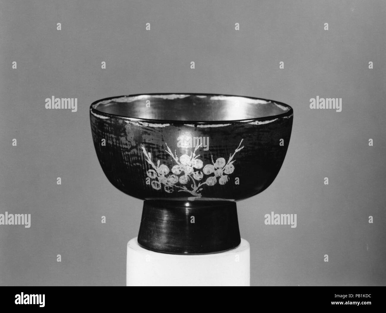 Ciotola. Cultura: il Giappone. Dimensioni: H. 1 1/2 in. (3,8 cm); Diam. 4 7/16 in. (11,3 cm). Data: XVIII secolo. Museo: Metropolitan Museum of Art di New York, Stati Uniti d'America. Foto Stock