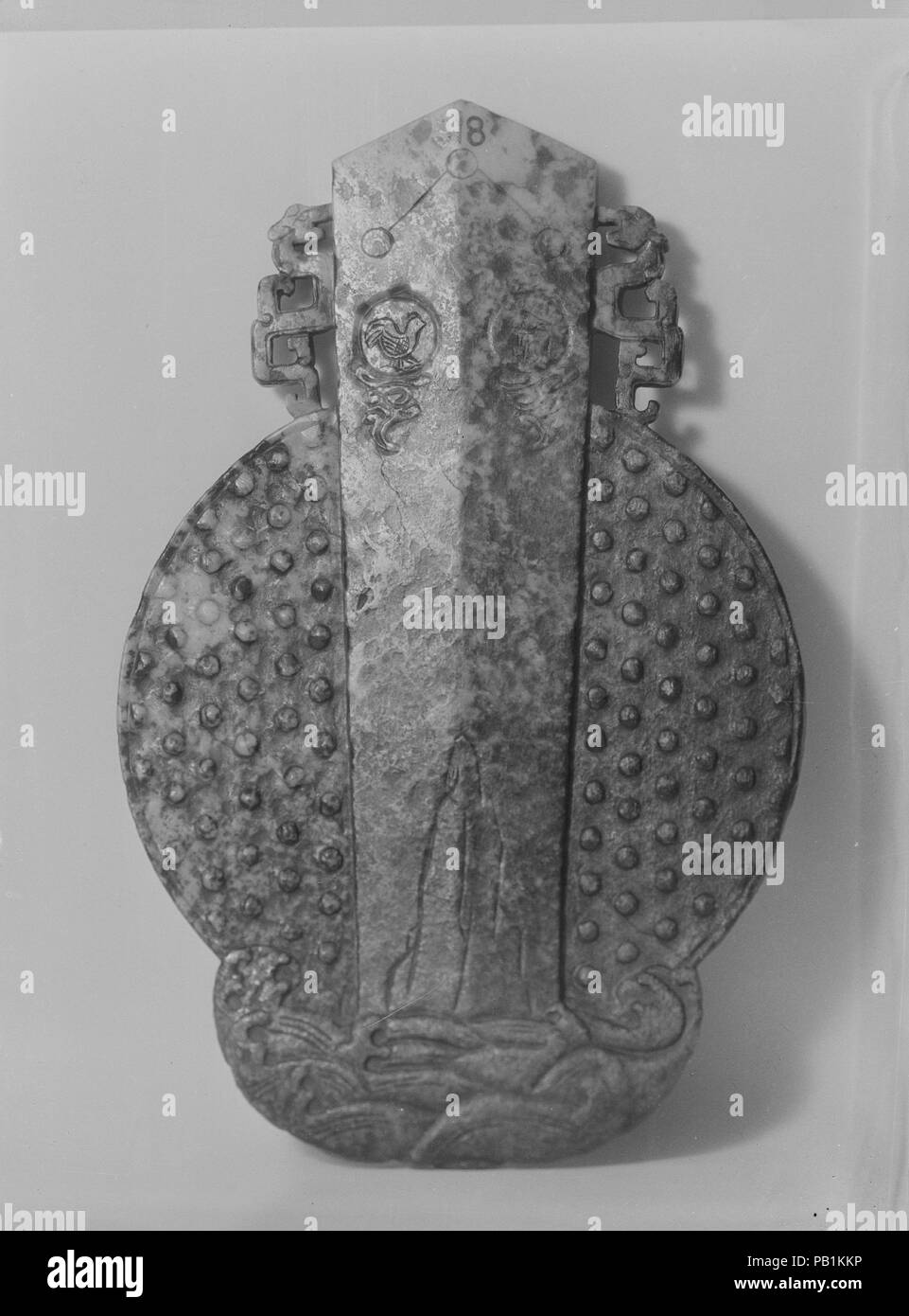 Tablet sacrificale. Cultura: la Cina. Dimensioni: H. 9 11/16 in. (24,6 cm); W. 6 1/4 in. (15,9 cm); L. 1/2 in. (1.2 cm). Museo: Metropolitan Museum of Art di New York, Stati Uniti d'America. Foto Stock