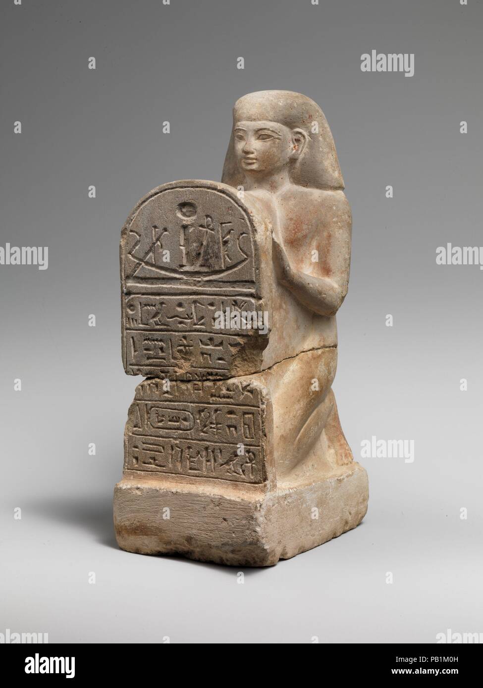 Stelophorous Statua della baia. Dimensioni: complessivo: H. 28.1 cm (7 1/2 in); w. 15 cm (4 in); d. 15 cm (5 7/8 in) metà superiore: h. 17,8 cm (7 in) metà inferiore: h. 11,5 cm (4 1/2 in). Dynasty: Dynasty 19. Regno: regno di Seti I o versioni successive. Data: ca. 1294-1250 A.C. Questa statuetta raffigurante un uomo inginocchiato tenendo una stela inscritte con un inno al sole. Una iscrizione sul retro della statuetta identifica l'uomo come Bay, che era uno scriba lavorando nella somministrazione del tempio di Seti I, un post probabilmente ha tenuto nel regno di Seti del figlio Ramesse II. Completare le statue di individui nonroyal fro Foto Stock