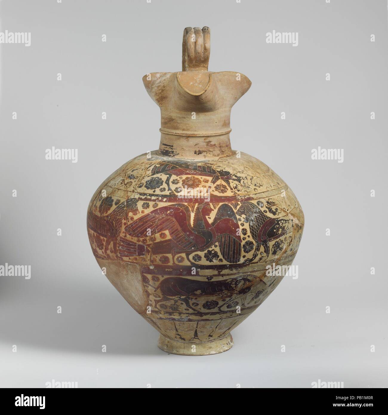 Oinochoe di terracotta (caraffa). Cultura: greco, corinzio. Dimensioni: H. con impugnatura 15 11/16 in. (39,9 cm) H. senza maniglia 13 11/16 in. (34,8 cm). Data: ca. 590-570 A.C. Tre fregi con animali. Museo: Metropolitan Museum of Art di New York, Stati Uniti d'America. Foto Stock