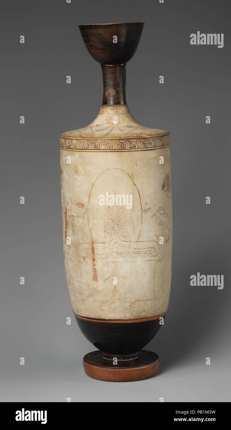 La terracotta lekythos (olio pallone). Cultura: greco, soffitta. Dimensioni: H. 15 7/16 in. (39,1 cm); diametro 4 3/4 in. (12,1 cm). Data: ca. 440 A.C. Due donne al sepolcro nel centro, un altare si trova prima del tumulo. Sulla sinistra, una donna si avvicina con filetti (bande). Sulla destra, un'altra donna versa acqua formano una kalpis (acqua vaso), che sostiene mediante le maniglie orizzontali. Questa rappresentazione fornisce una rara foto di un rituale essendo eseguita in corrispondenza di una tomba. Museo: Metropolitan Museum of Art di New York, Stati Uniti d'America. Foto Stock