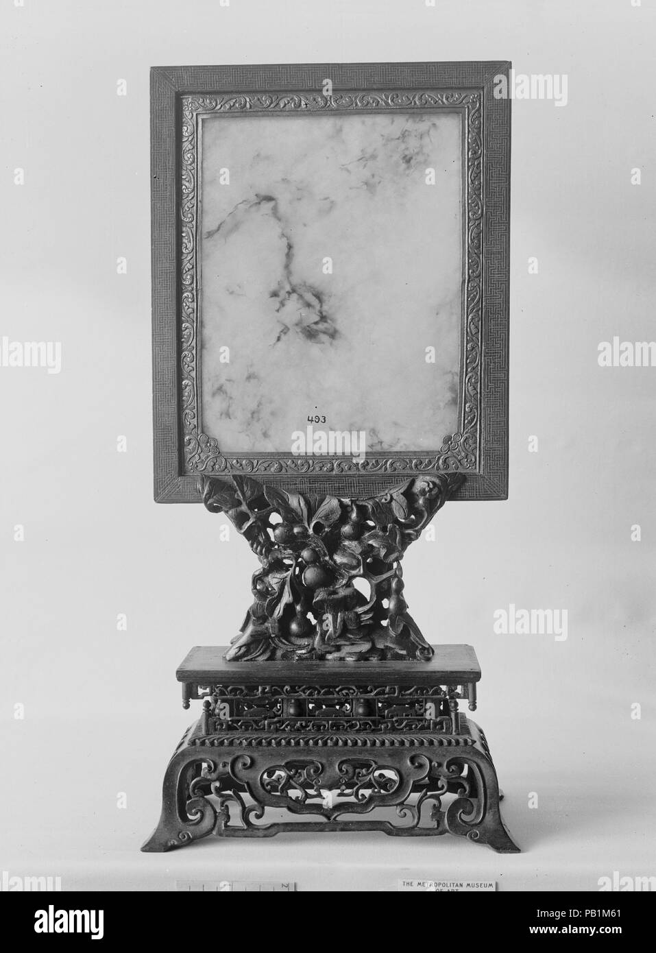 Nella schermata Tabella. Cultura: la Cina. Dimensioni: H. 14 9/16 in. (37 cm); W. 6 13/16 in. (17,3 cm). Museo: Metropolitan Museum of Art di New York, Stati Uniti d'America. Foto Stock