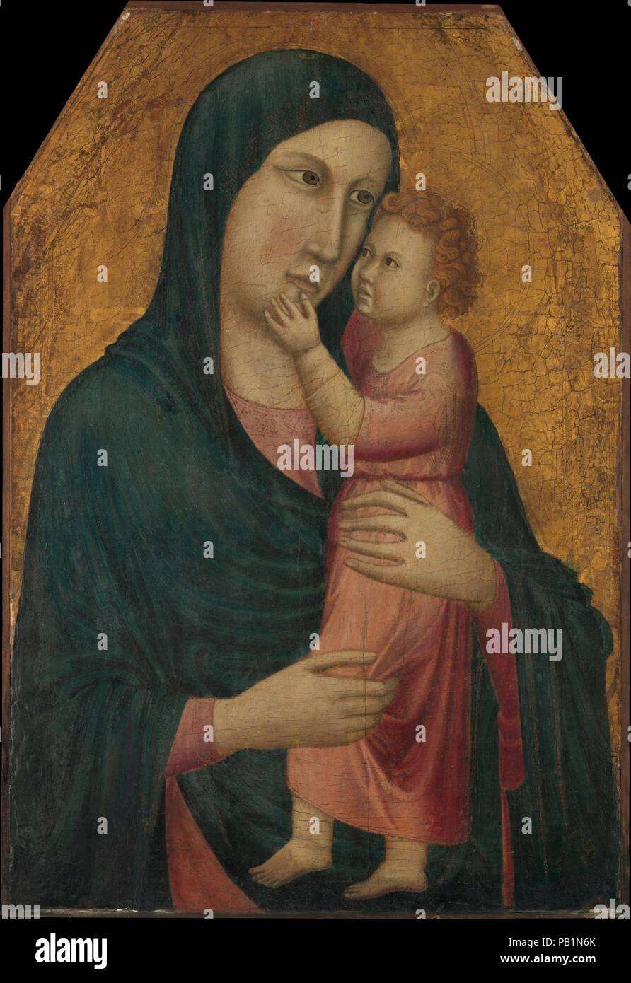 La Madonna e il bambino. Artista: italiano (fiorentino o padovano) pittore (Cheyo da Firenze?) (ca. 1307-17). Dimensioni: 24 1/4 x 16 1/2 in. (61,5 x 41,9 cm). L'attribuzione di questo danneggiato ma appassionante foto--un lavoro di rara intensità espressiva--ha lasciato perplessi gli studiosi. Esso può essere da un inseguitore padovano di Giotto e forse fu dipinta su 1310-15--non molto tempo dopo la Giotto termina la sua celebre ciclo di affreschi nella cappella Arena, Padova. Il pittore ha timidamente stato associato con un ciclo di affreschi nella casa del Capitolo della grande Abbazia di Pomposa, vicino a Ferrara. Il pannello è stato tagliato su un Foto Stock