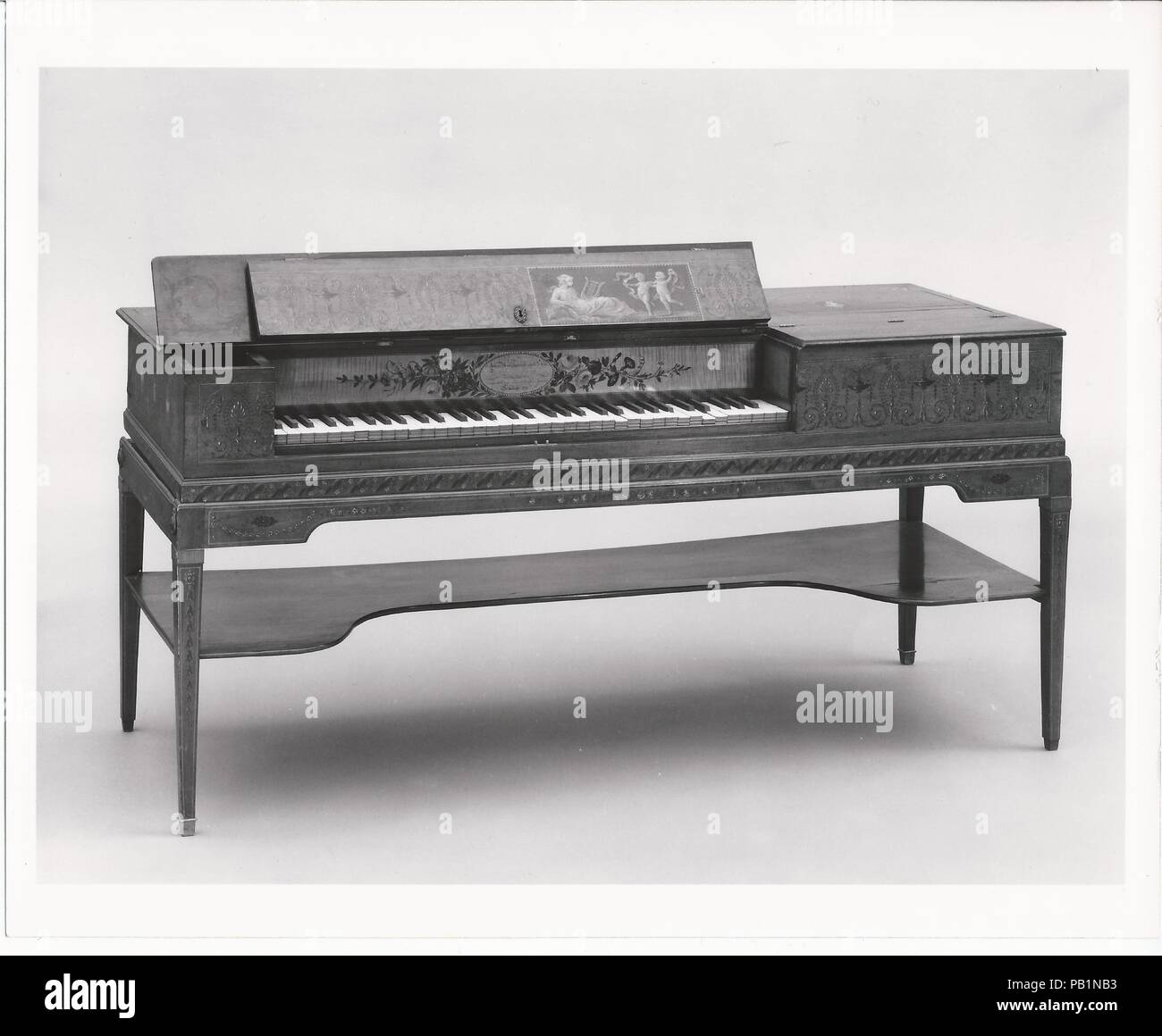 Square pianoforte. Cultura: British. Dimensioni: lunghezza scatola (perpendicolare alla tastiera): 60.6 cm W. (parallela alla tastiera): 165,9 cm caso profondità w/o coperchio: 22.1 cm totale H. 78,4 cm 3-octave span: 49,0 cm di lunghezza della stringa più lunga:. 137,8 cm; minimo: 7,2 cm; c²: 27,5 cm. Autore: John Broadwood & Sons. Data: 1801. Impiallacciatura di mogano caso dipinta con scene classiche tra cui la sentenza di Parigi sul centro del coperchio superiore pannello. Il pannello più piccolo nel centro della parte frontale del coperchio contiene un dipinto di scena di una Venere reclinabili con due amorini, in grisaille entro il confine del dipinto di perle; Foto Stock