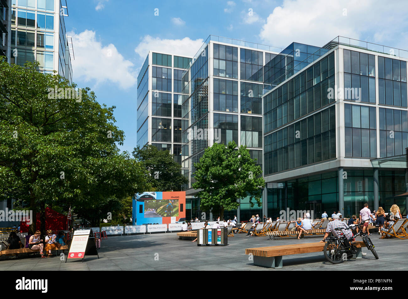 Recentemente sviluppato Vescovi area quadrata dietro la vecchia Spitalfields Market, East London REGNO UNITO Foto Stock