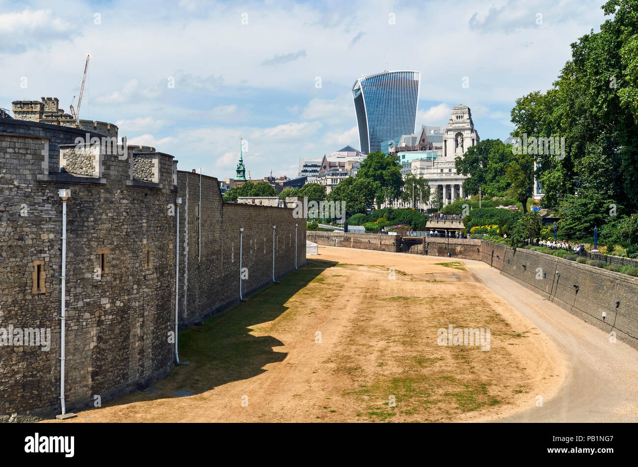 Arida prati intorno alla Torre di Londra UK durante il 2018 canicola, con il walkie talkie Tower in background Foto Stock