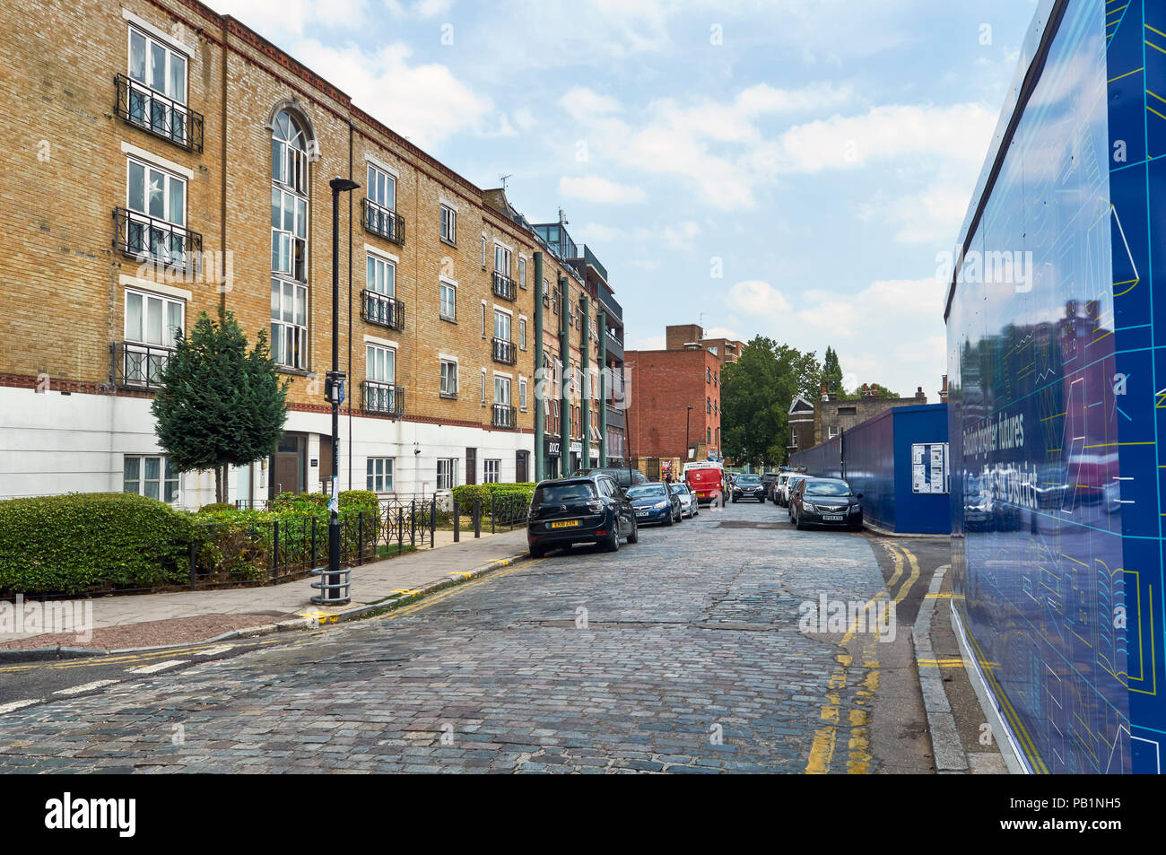 Raven Row, Whitechapel, Londra, vicino al Royal Hospital di Londra, con nuovi appartamenti, guardando verso est. Foto Stock