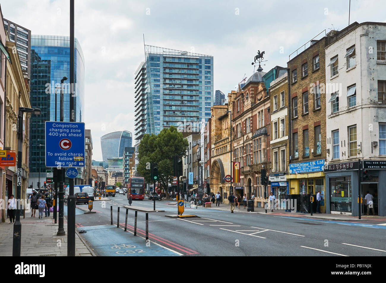 Whitechapel High Street, Londra UK, guardando ad ovest verso Aldgate e la città Foto Stock